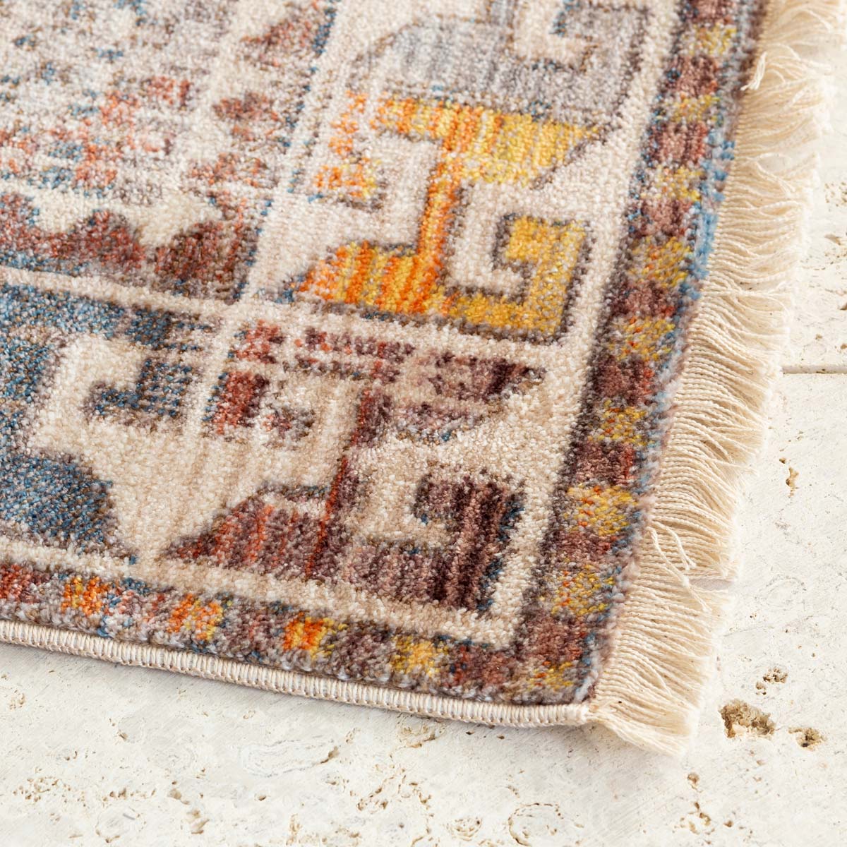 トライバルな要素と使い込まれたような趣ある暖色系のグラデーションが、温かな味わいを醸し出すオリエンタルデザインのラグの角