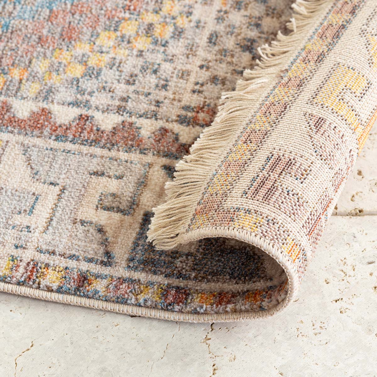 トライバルな要素と使い込まれたような趣ある暖色系のグラデーションが、温かな味わいを醸し出すオリエンタルデザインのラグの裏地