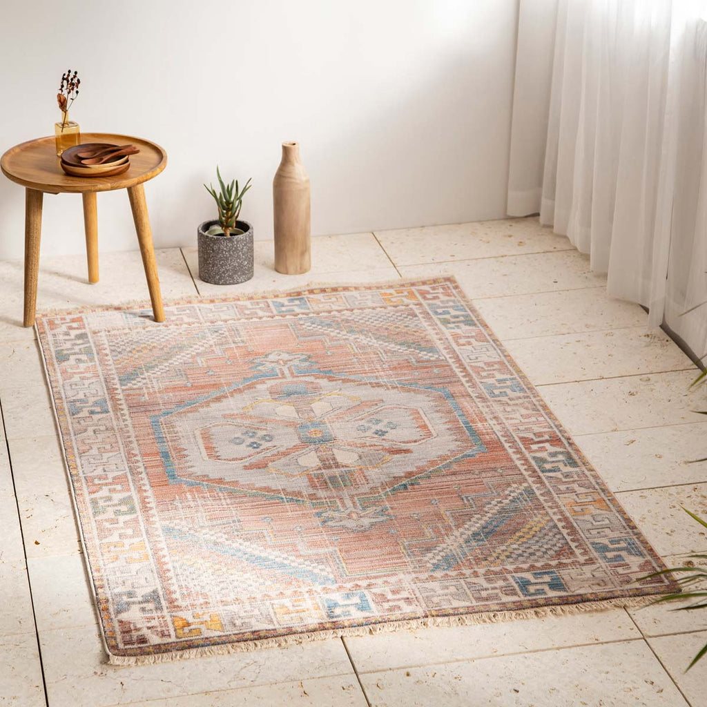 トライバルな要素と使い込まれたような趣ある暖色系のグラデーションが、温かな味わいを醸し出すオリエンタルデザインのラグの使用例1