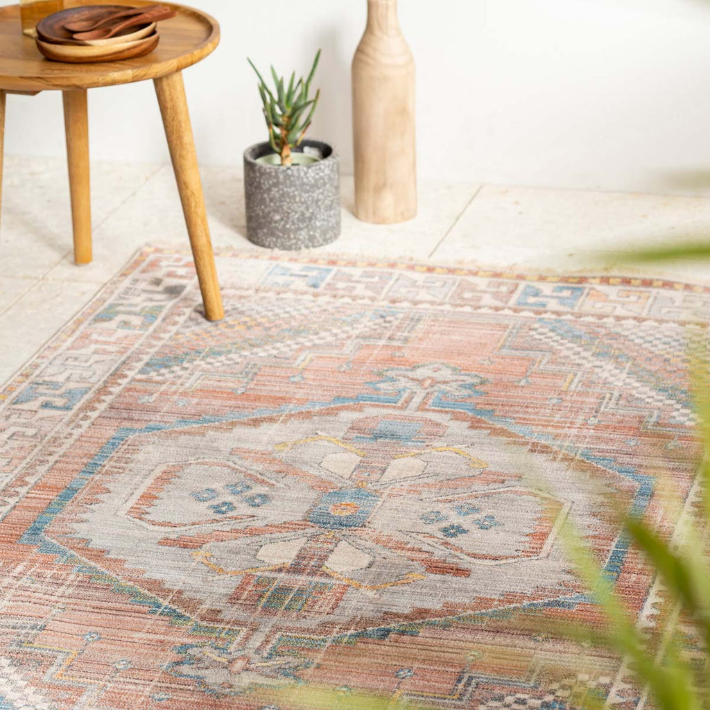 トライバルな要素と使い込まれたような趣ある暖色系のグラデーションが、温かな味わいを醸し出すオリエンタルデザインのラグの使用例2