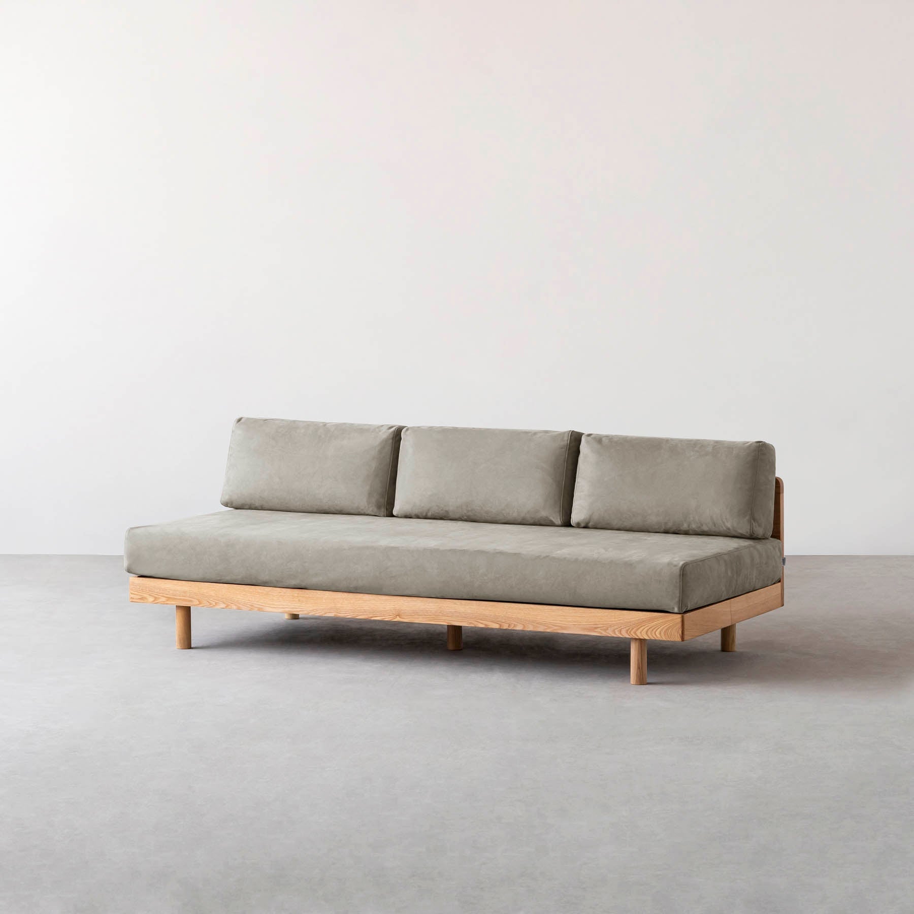ライトグレーのファブリックにアッシュ無垢材を組み合わせたシンプルナチュラルなワイドタイプのソファ