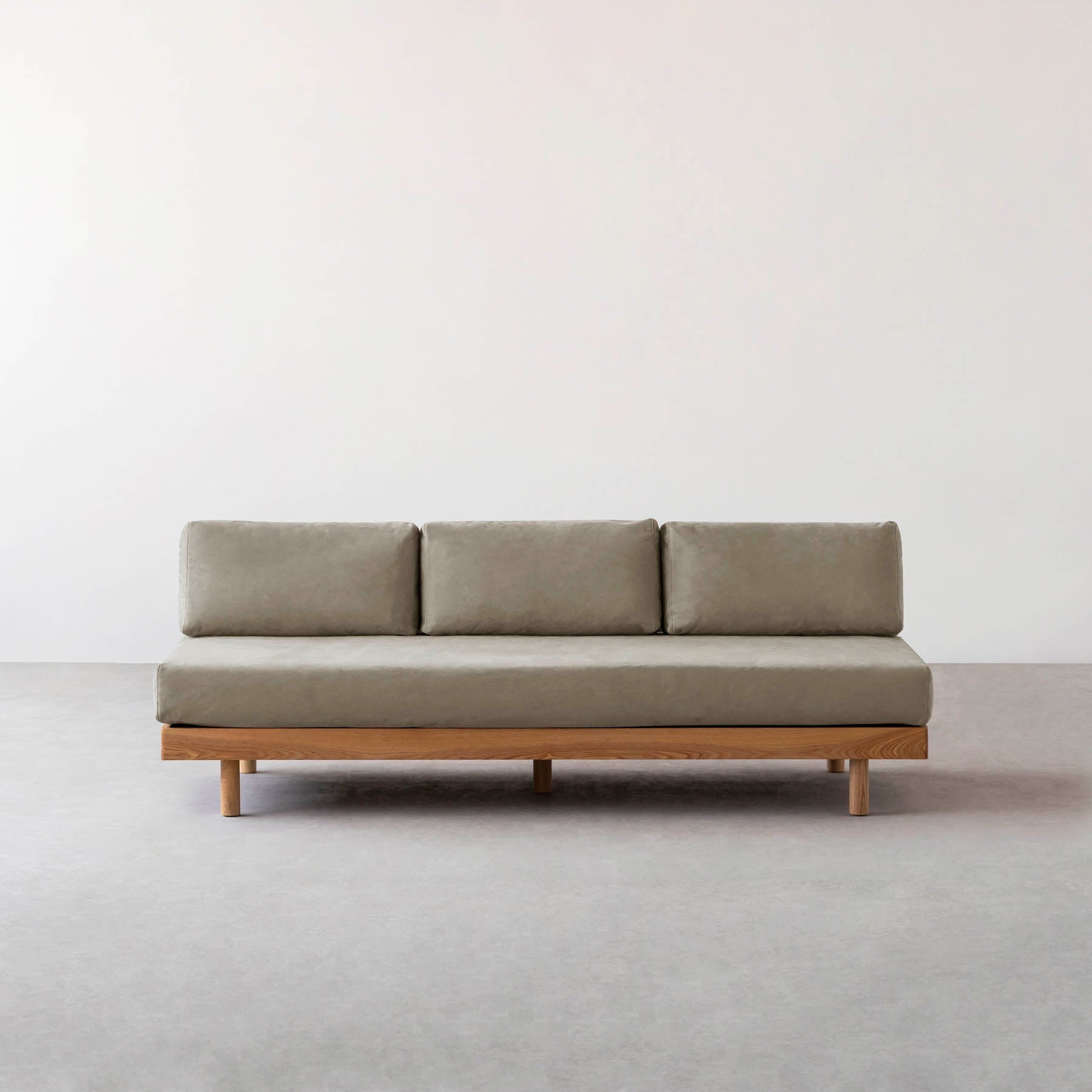 ライトグレーのファブリックにアッシュ無垢材を組み合わせたシンプルナチュラルなワイドタイプのソファ