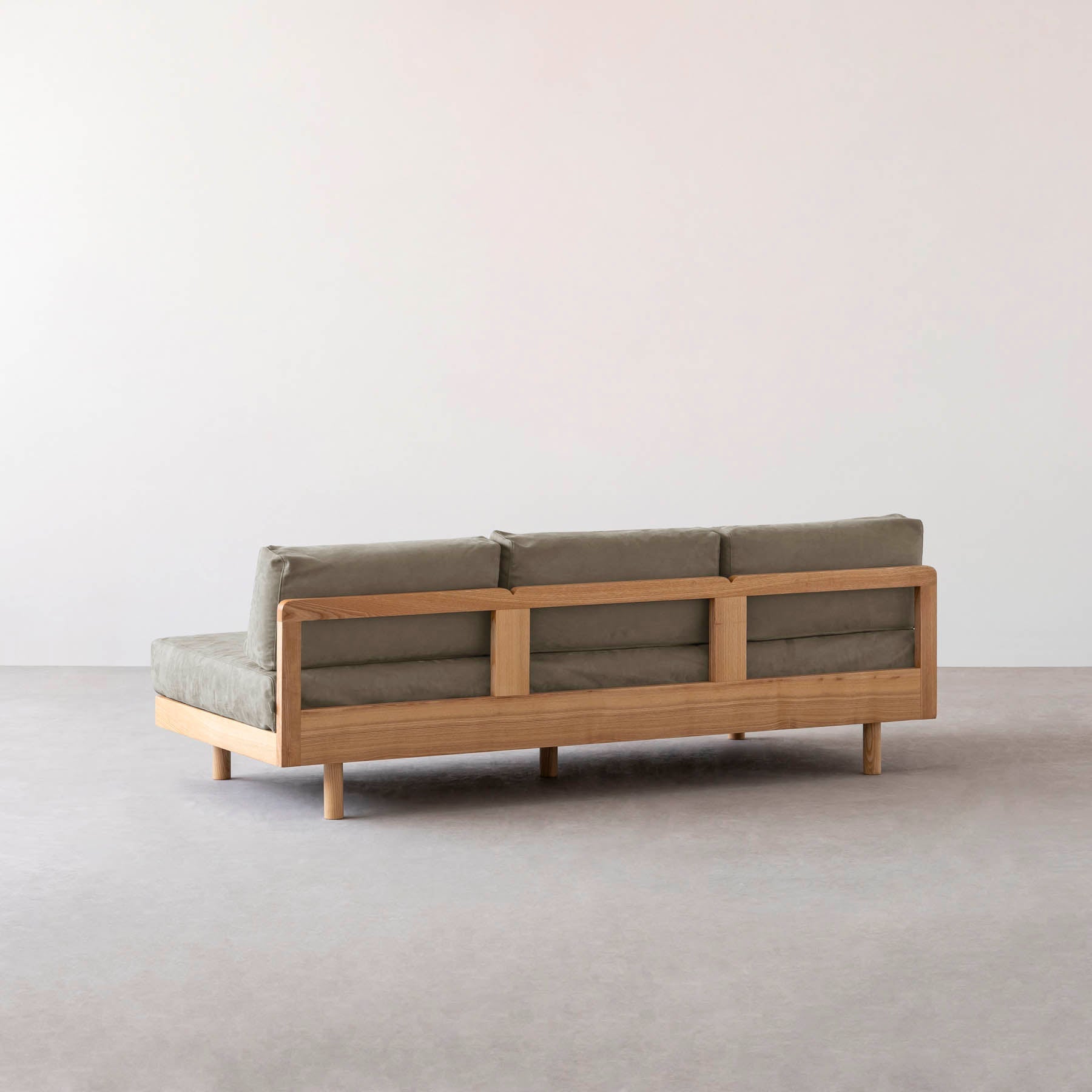 ライトグレーのファブリックにアッシュ無垢材を組み合わせたシンプルナチュラルなワイドタイプのソファ