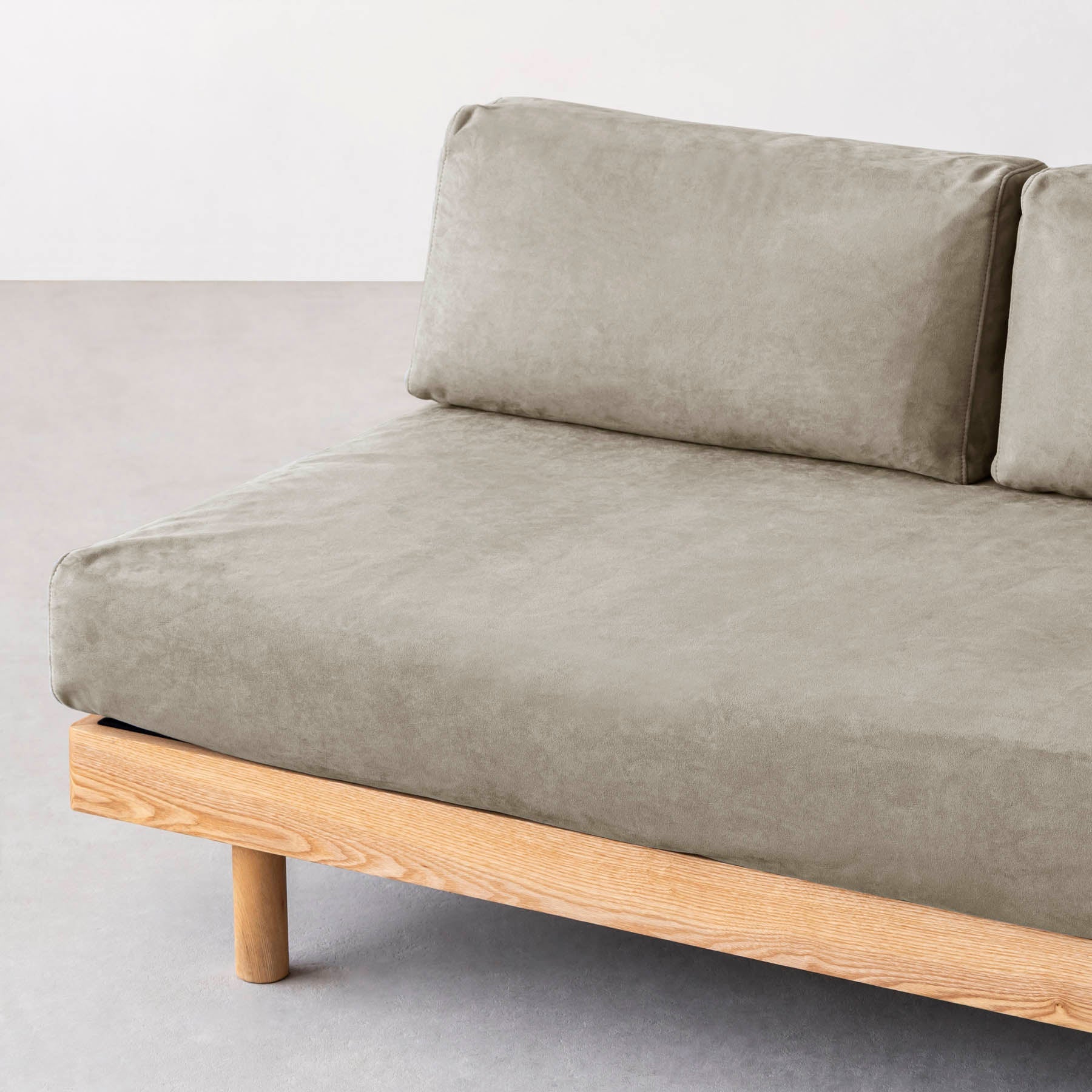 ライトグレーのファブリックにアッシュ無垢材を組み合わせたシンプルナチュラルなワイドタイプのソファ