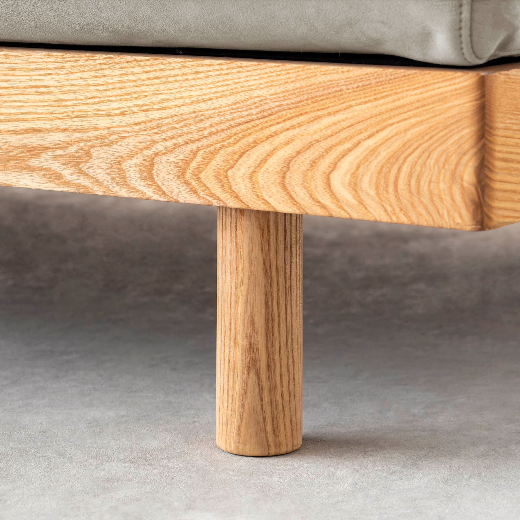 ライトグレーのファブリックにアッシュ無垢材を組み合わせたシンプルナチュラルなワイドタイプのソファ