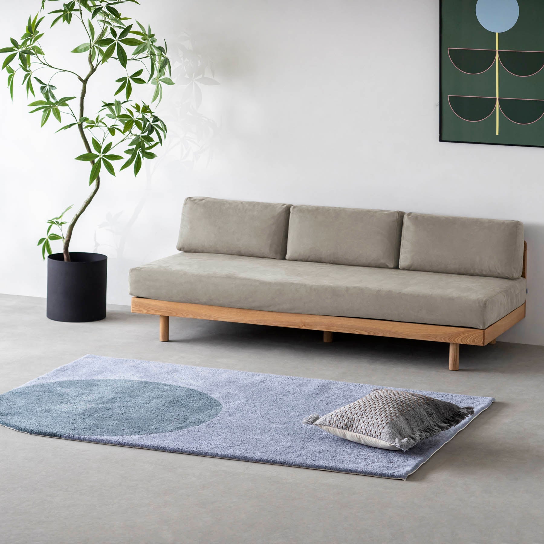 ライトグレーのファブリックにアッシュ無垢材を組み合わせたシンプルナチュラルなワイドタイプのソファ