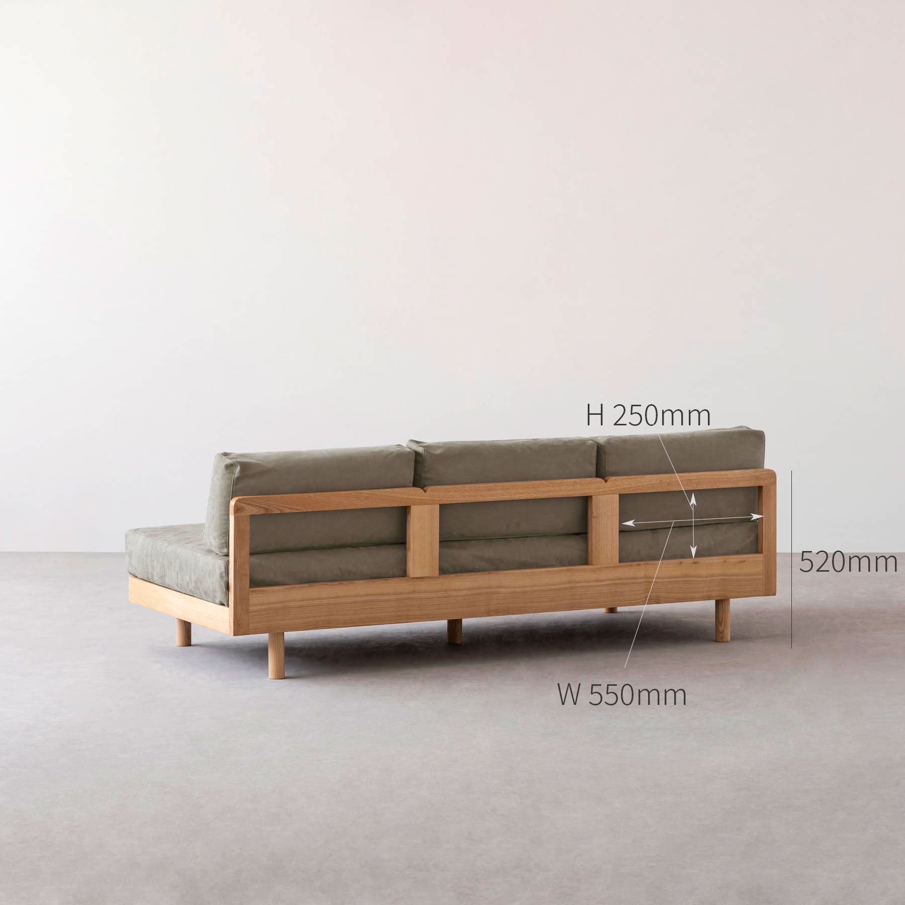 ベージュのファブリックにアッシュ無垢材を組み合わせたシンプルナチュラルなワイドタイプのソファ（サイズ画像2）