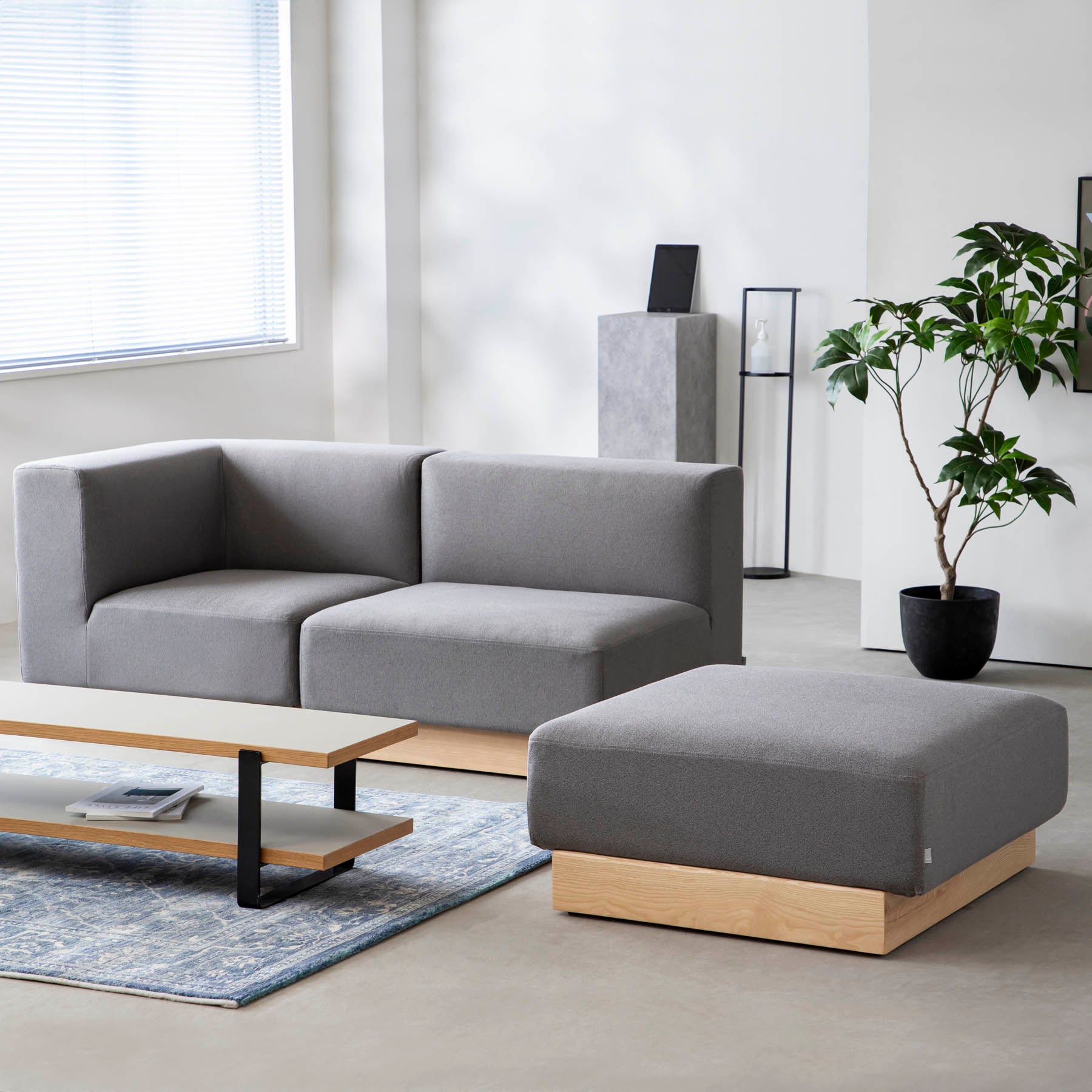 ボリュームのある座面とアッシュ無垢材を用いたシンプルながらもユニットソファにもなるグレーのコーナーソファ