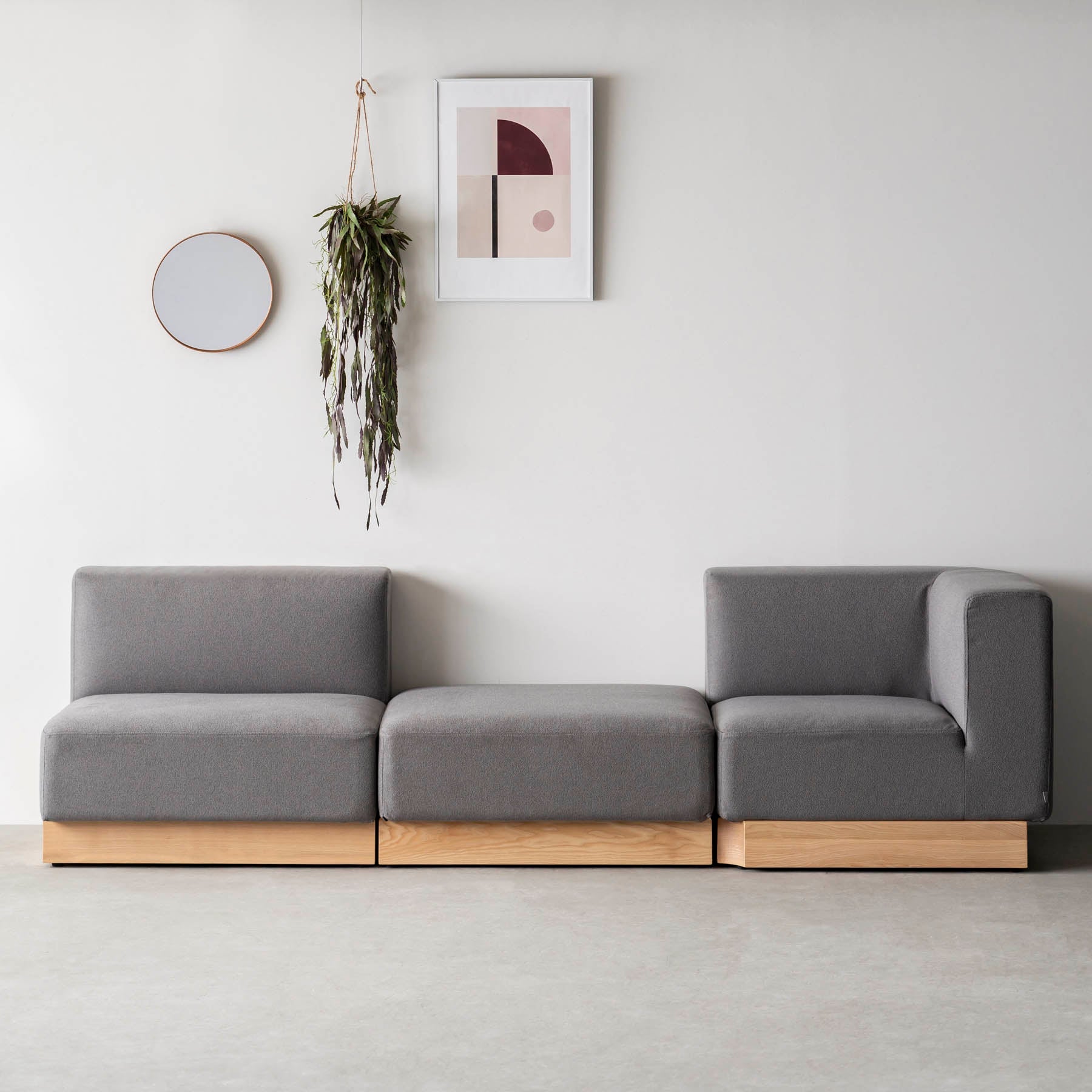 ボリュームのある座面とアッシュ無垢材を用いたシンプルながらもユニットソファにもなるグレーの一人がけソファ