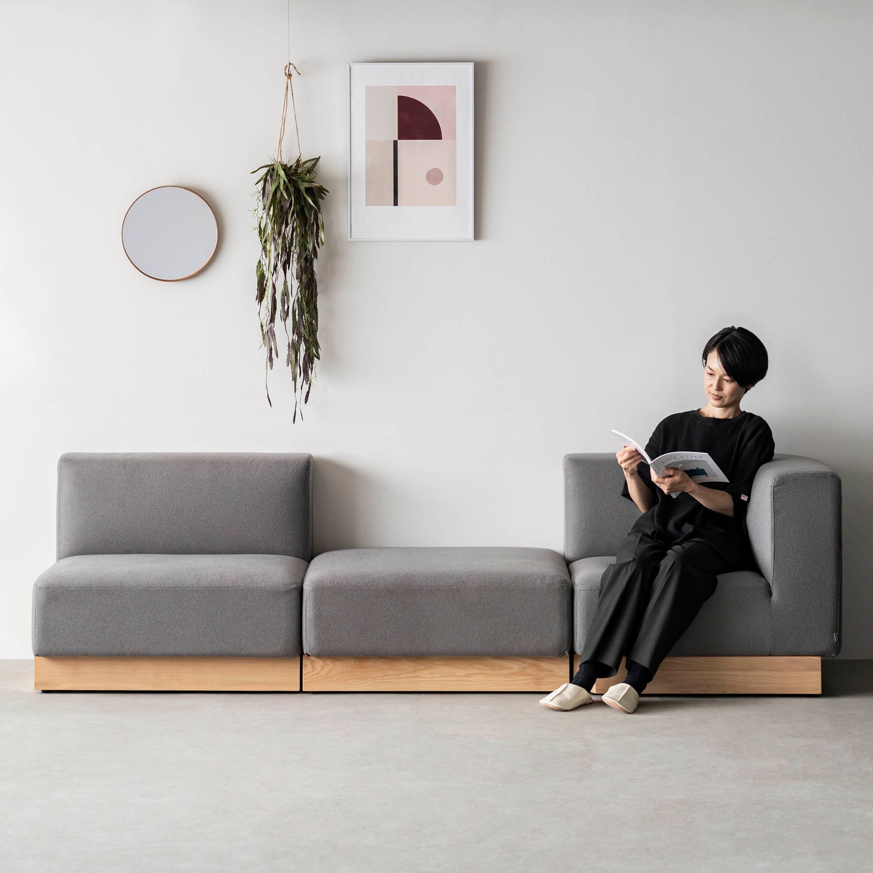 ボリュームのある座面とアッシュ無垢材を用いたシンプルながらもユニットソファにもなるグレーの一人がけソファ