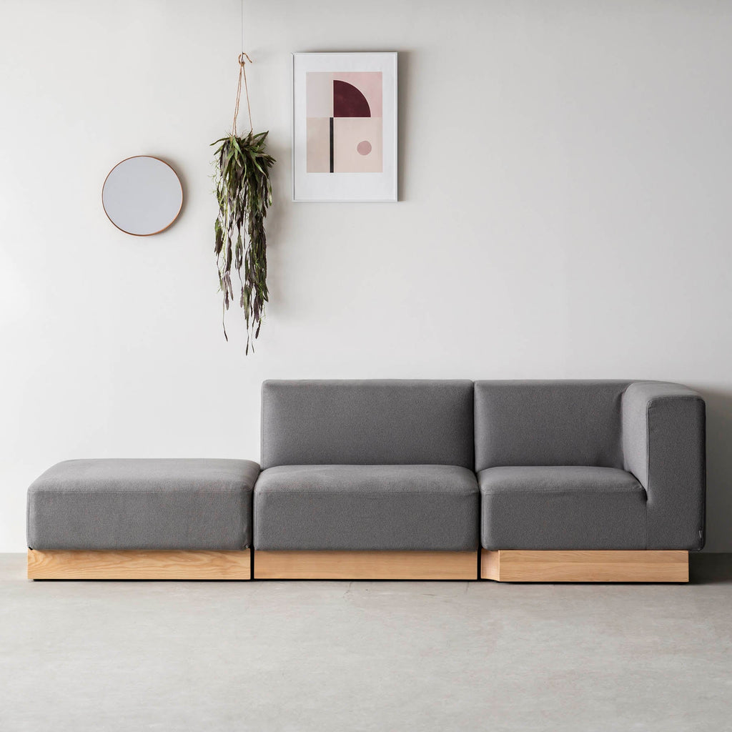 ボリュームのある座面とアッシュ無垢材を用いたシンプルながらもユニットソファにもなるグレーのオットマン