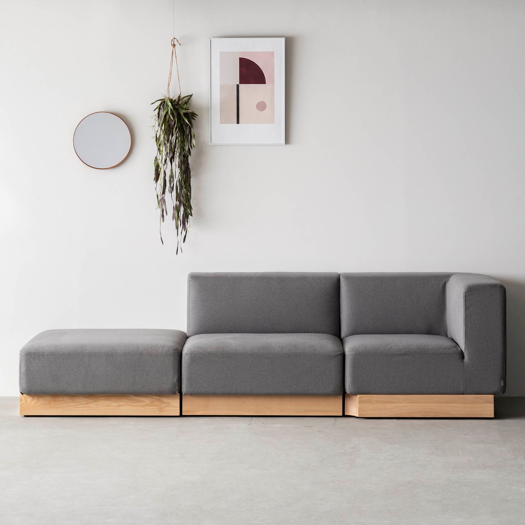 ボリュームのある座面とアッシュ無垢材を用いたシンプルながらもユニットソファにもなるグレーの一人がけソファ