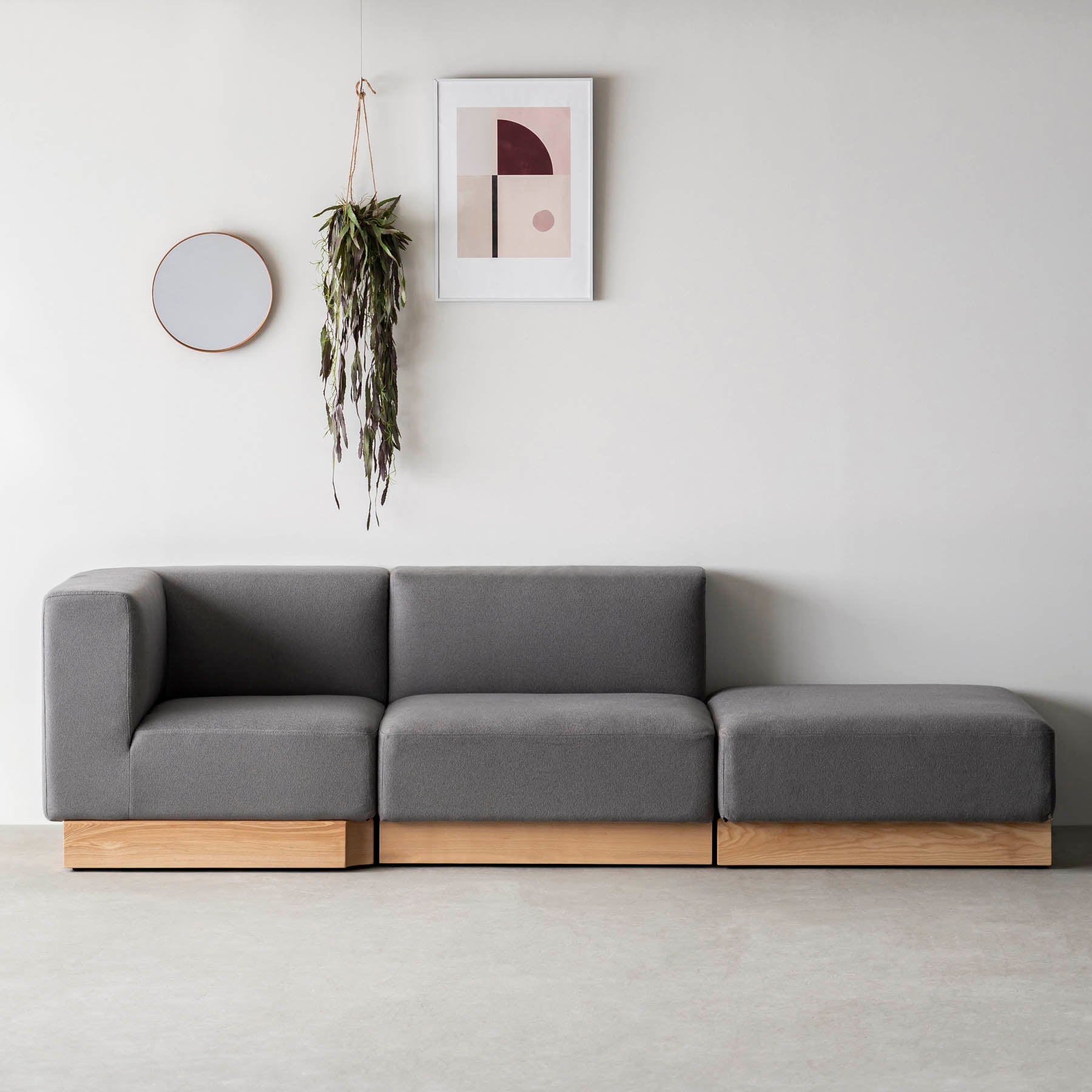 ボリュームのある座面とアッシュ無垢材を用いたシンプルながらもユニットソファにもなるグレーのコーナーソファ