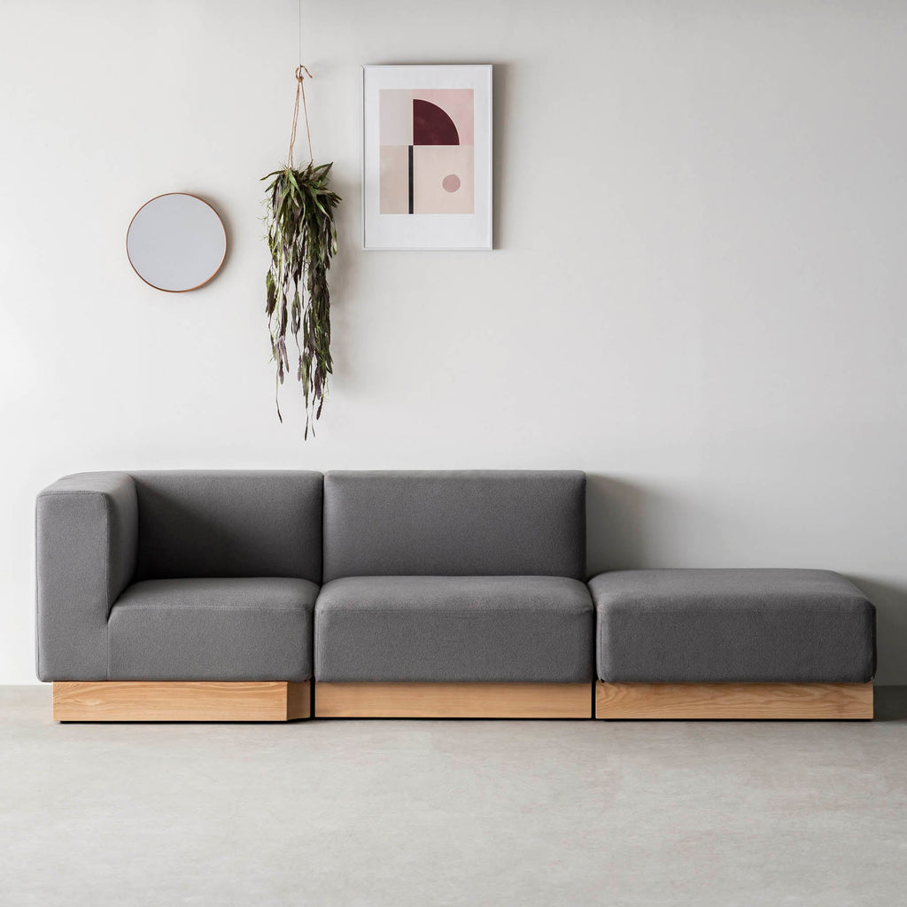 ボリュームのある座面とアッシュ無垢材を用いたシンプルながらもユニットソファにもなるグレーのオットマン