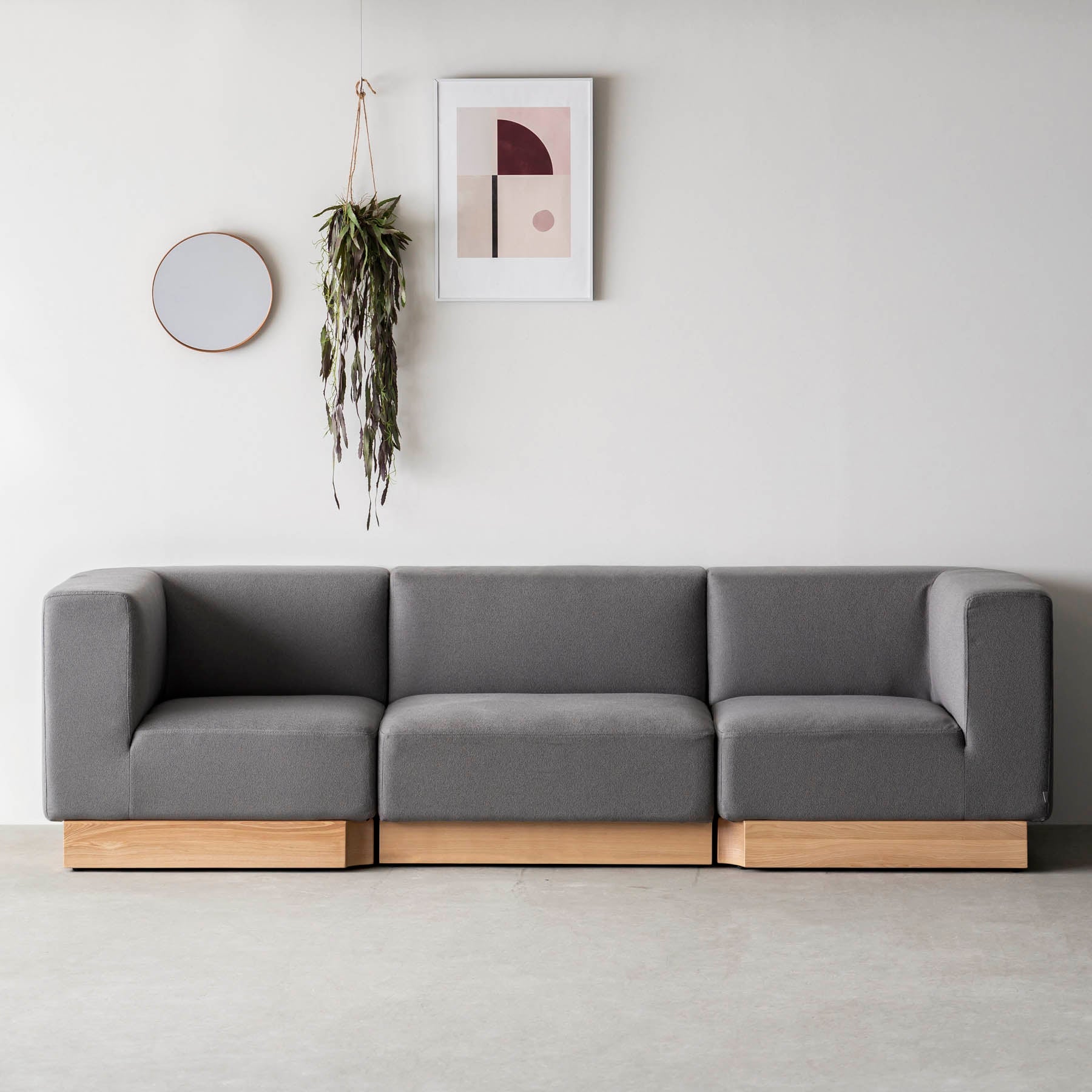 ボリュームのある座面とアッシュ無垢材を用いたシンプルながらもユニットソファにもなるグレーの一人がけソファ