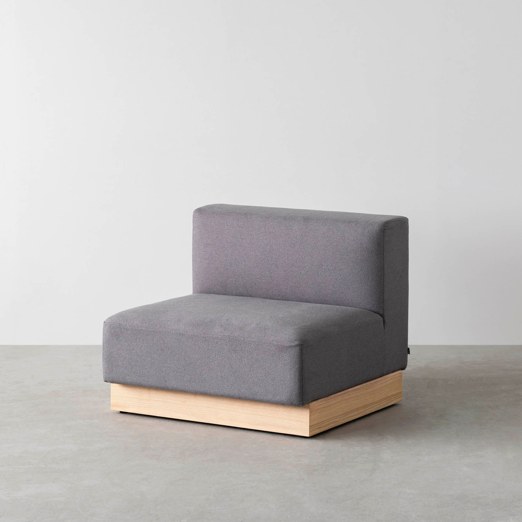 ボリュームのある座面とアッシュ無垢材を用いたシンプルながらもユニットソファにもなるグレーの一人がけソファ