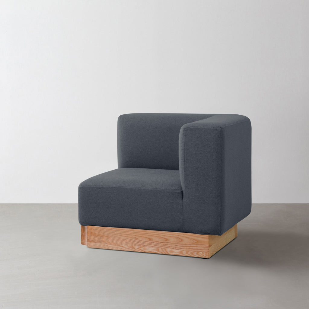 ボリュームのある座面とアッシュ無垢材を用いたシンプルながらもユニットソファにもなるブルーのコーナーソファ