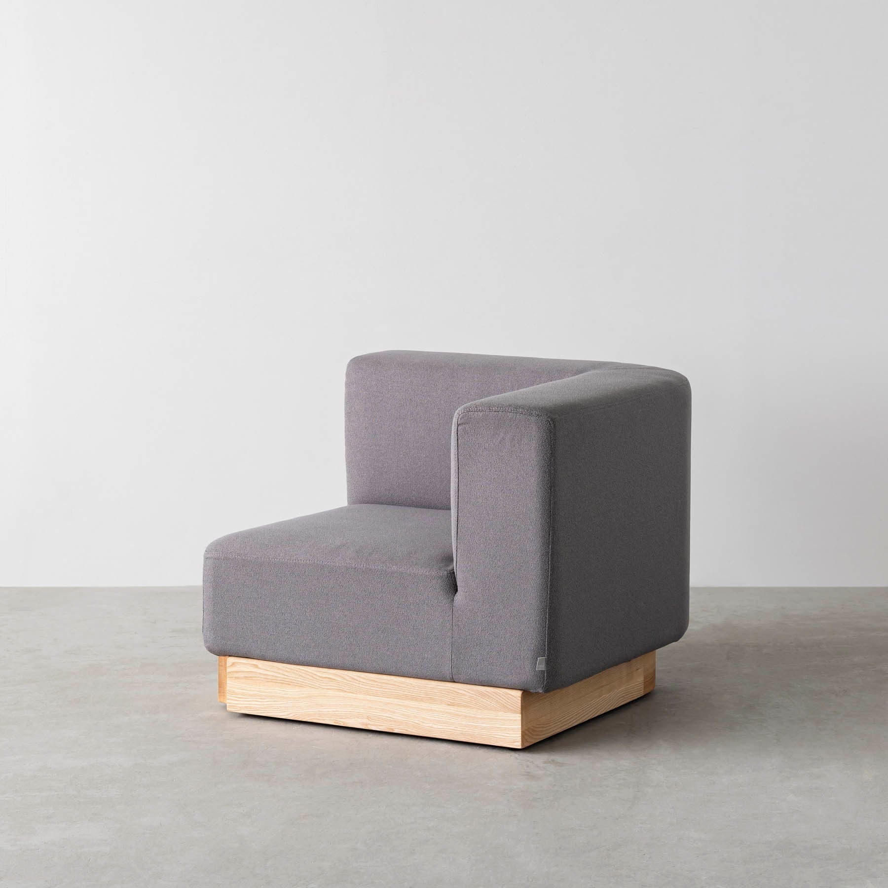 ボリュームのある座面とアッシュ無垢材を用いたシンプルながらもユニットソファにもなるグレーのコーナーソファ