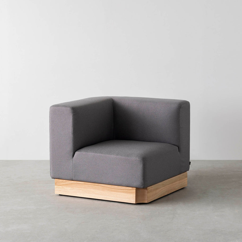 ボリュームのある座面とアッシュ無垢材を用いたシンプルながらもユニットソファにもなるグレーのコーナーソファ