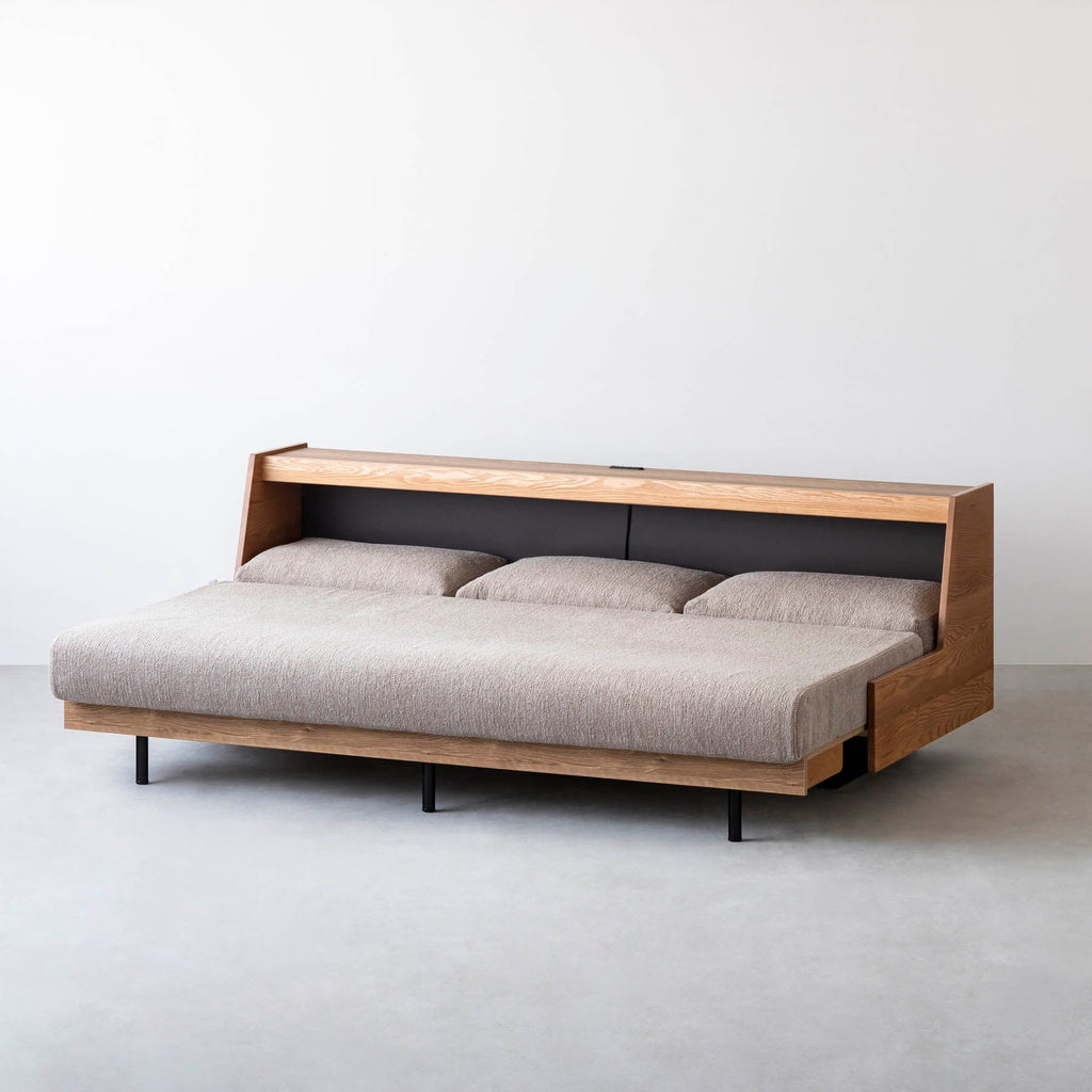 オーク無垢材とベージュのファブリックを使ったスタイルチェンジできるソファベッド