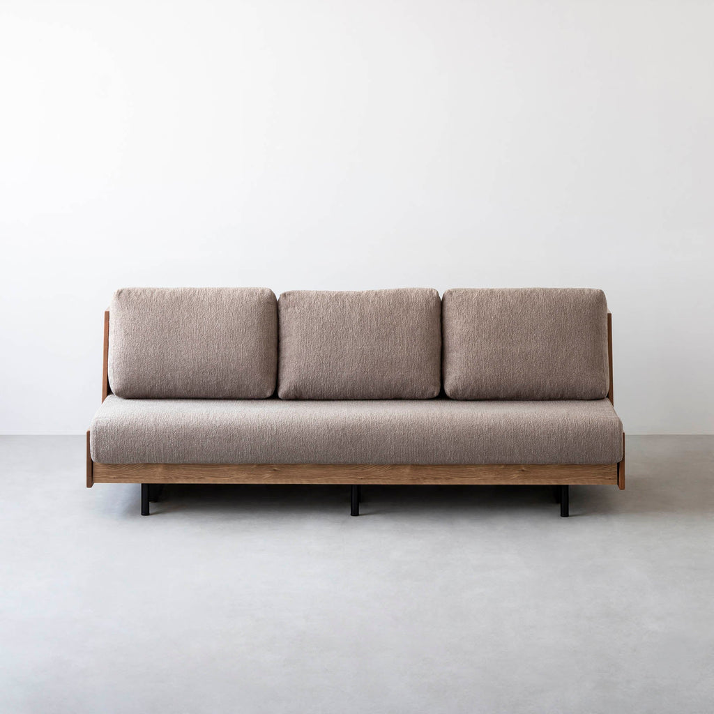 オーク無垢材とベージュのファブリックを使ったスタイルチェンジできるソファベッド