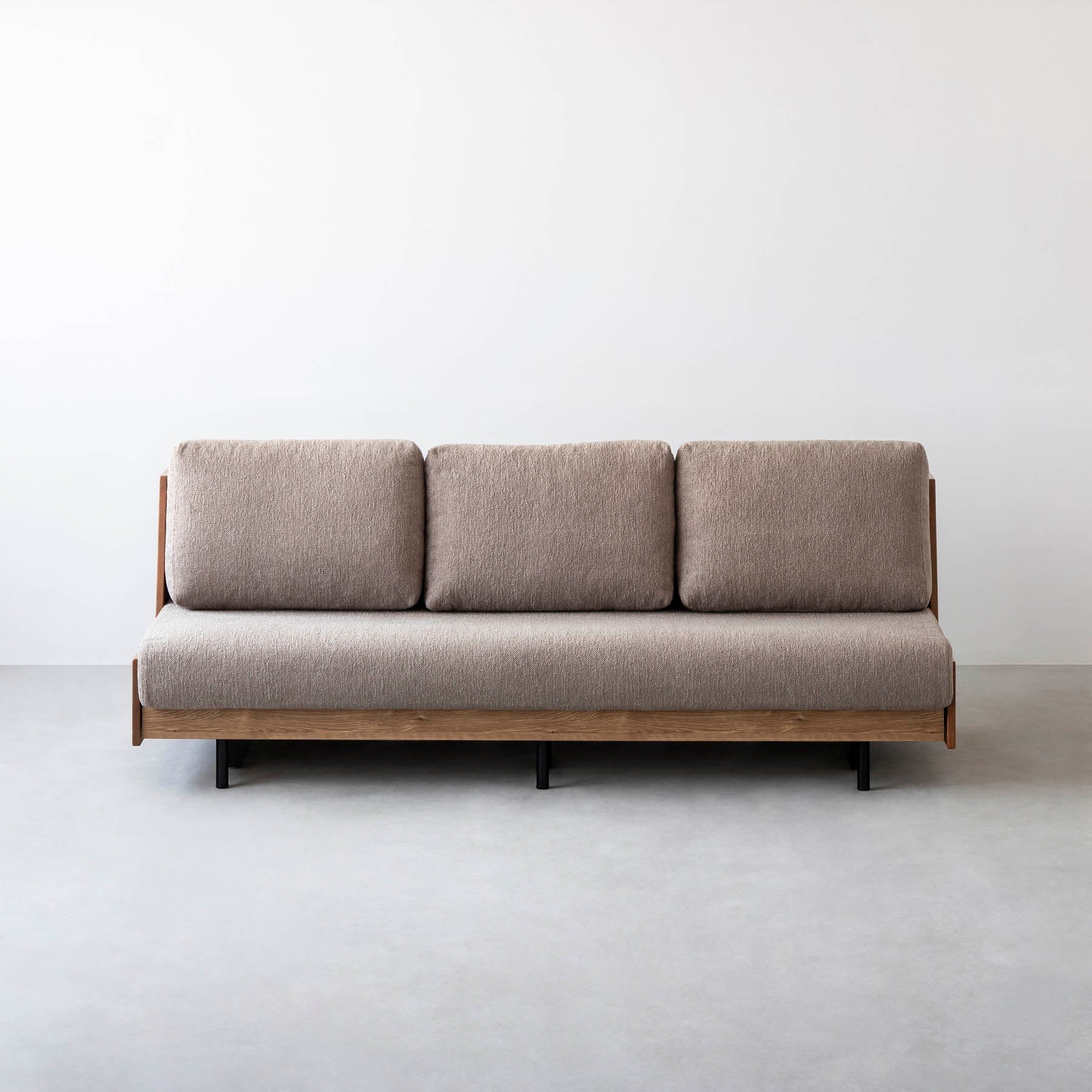 オーク無垢材とベージュのファブリックを使ったスタイルチェンジできるソファベッド