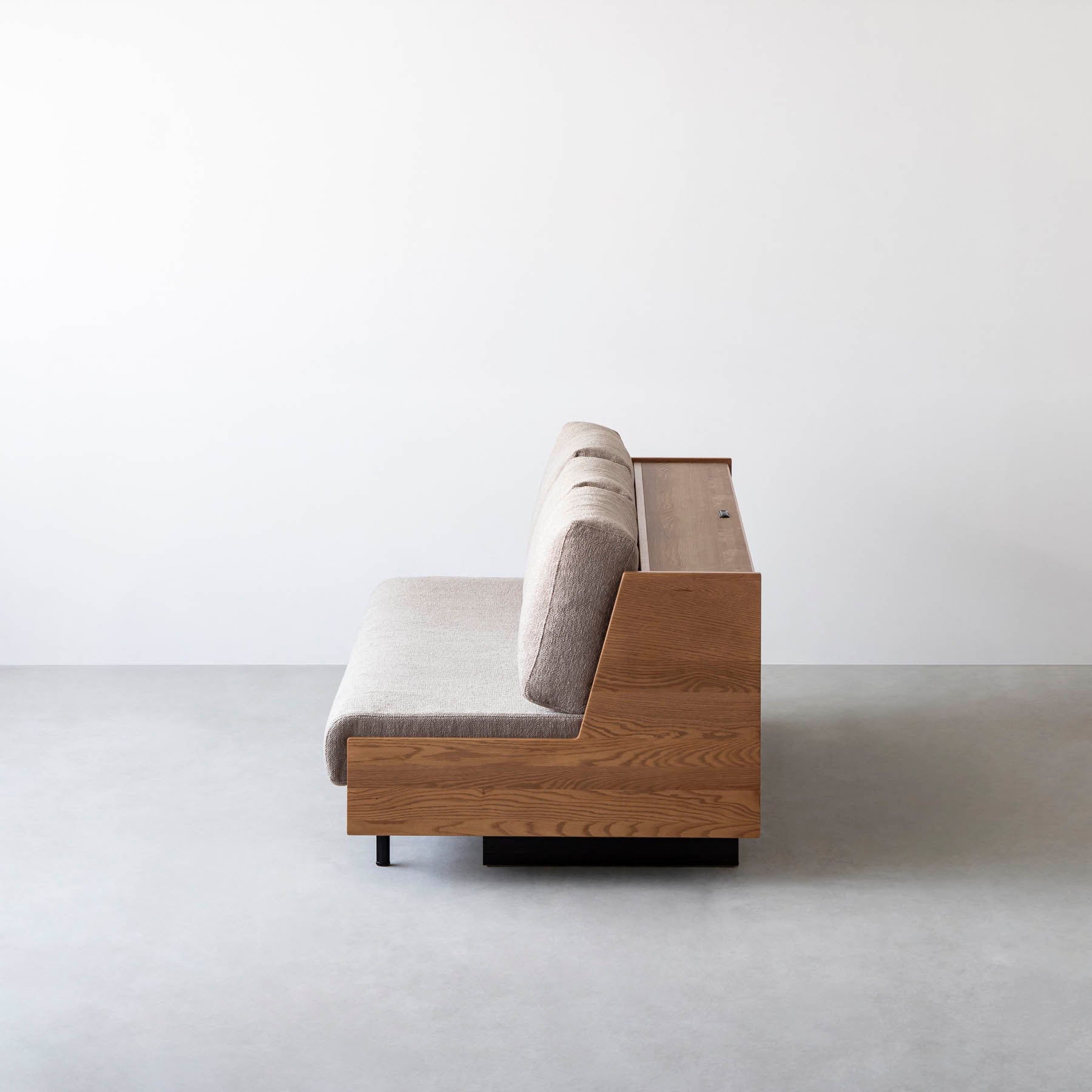 オーク無垢材とベージュのファブリックを使ったスタイルチェンジできるソファベッド