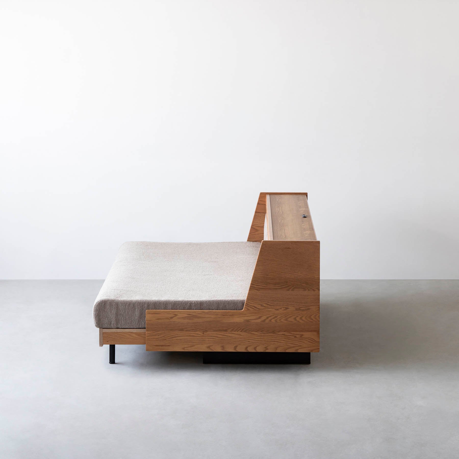 オーク無垢材とベージュのファブリックを使ったスタイルチェンジできるソファベッド