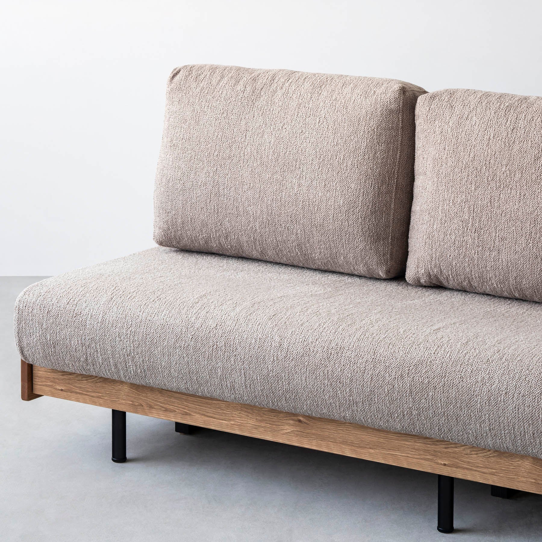 オーク無垢材とベージュのファブリックを使ったスタイルチェンジできるソファベッド