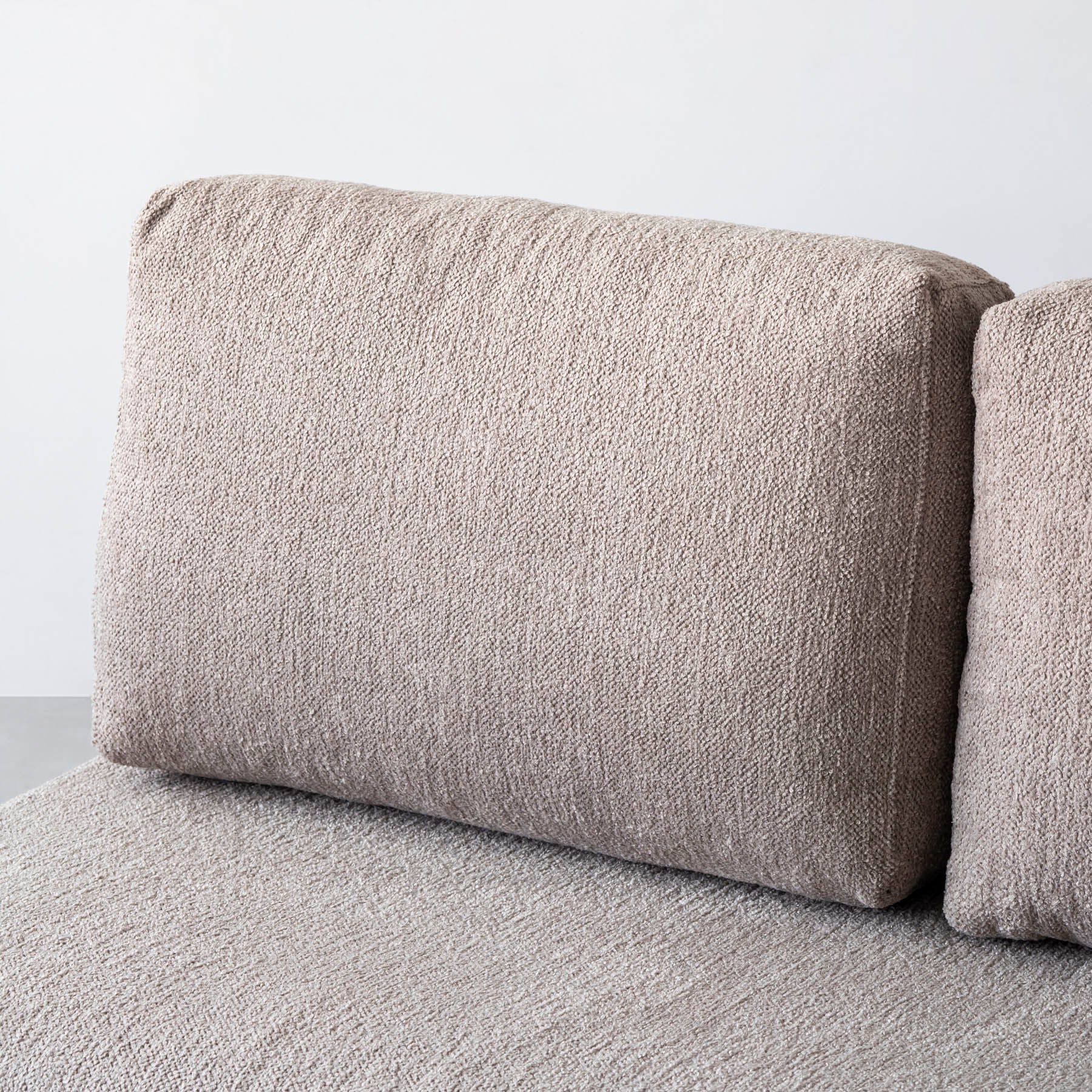 オーク無垢材とベージュのファブリックを使ったスタイルチェンジできるソファベッド