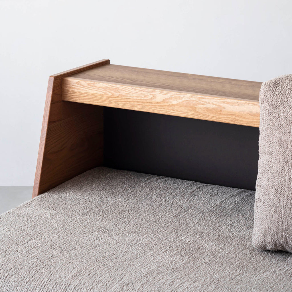 オーク無垢材とベージュのファブリックを使ったスタイルチェンジできるソファベッド