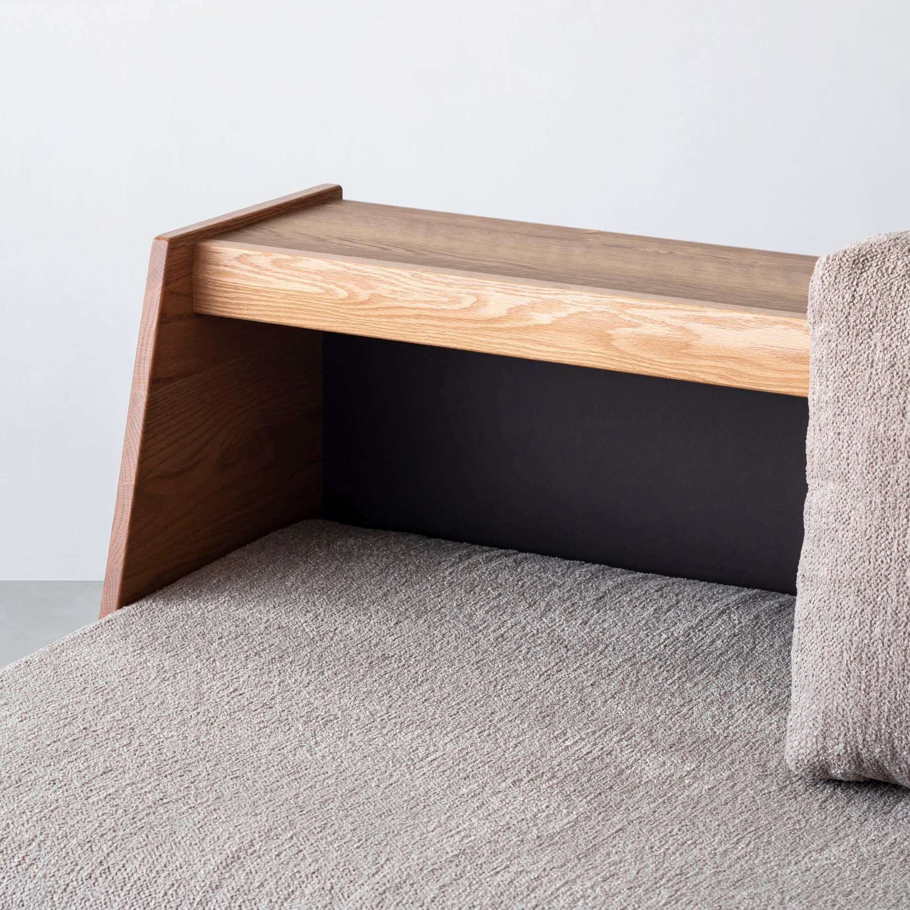 オーク無垢材とベージュのファブリックを使ったスタイルチェンジできるソファベッド