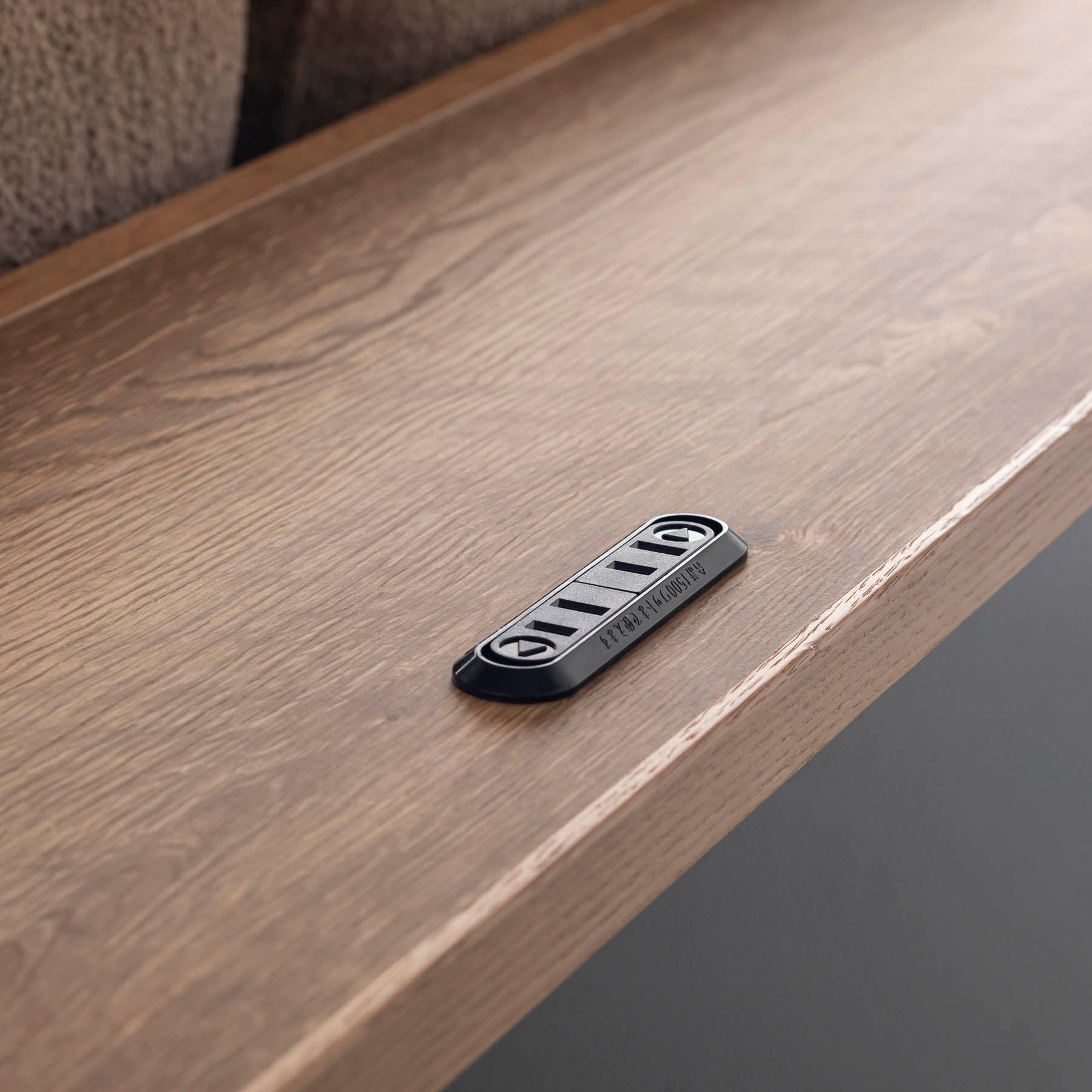 オーク無垢材とベージュのファブリックを使ったスタイルチェンジできるソファベッド