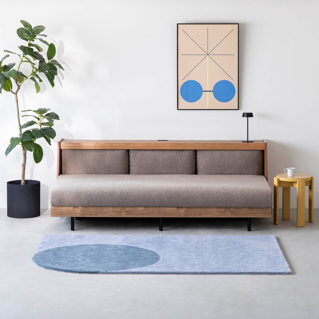 オーク無垢材とベージュのファブリックを使ったスタイルチェンジできるソファベッド