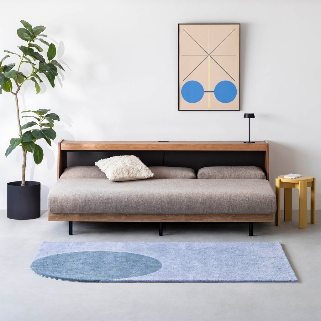 オーク無垢材とベージュのファブリックを使ったスタイルチェンジできるソファベッド