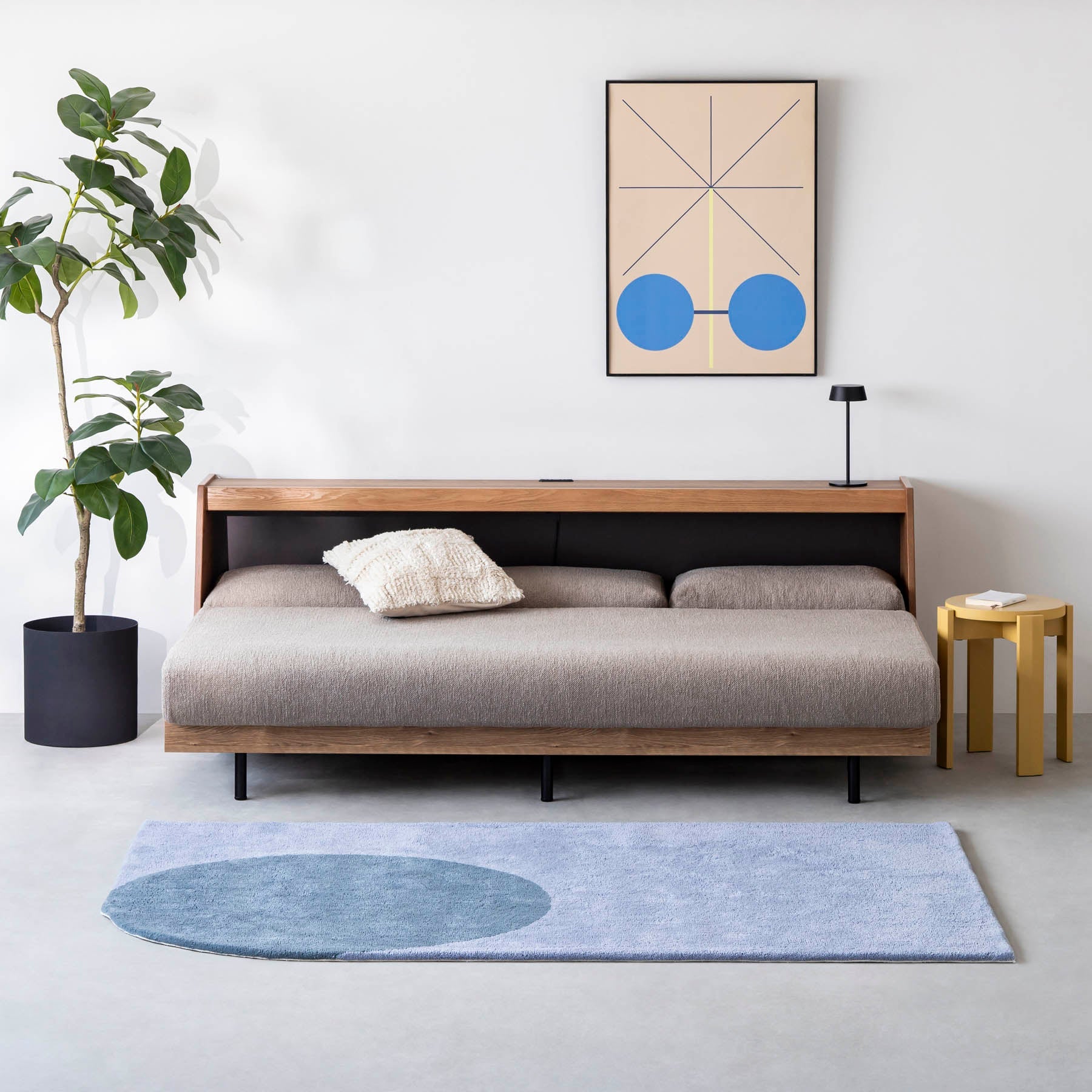 オーク無垢材とベージュのファブリックを使ったスタイルチェンジできるソファベッド