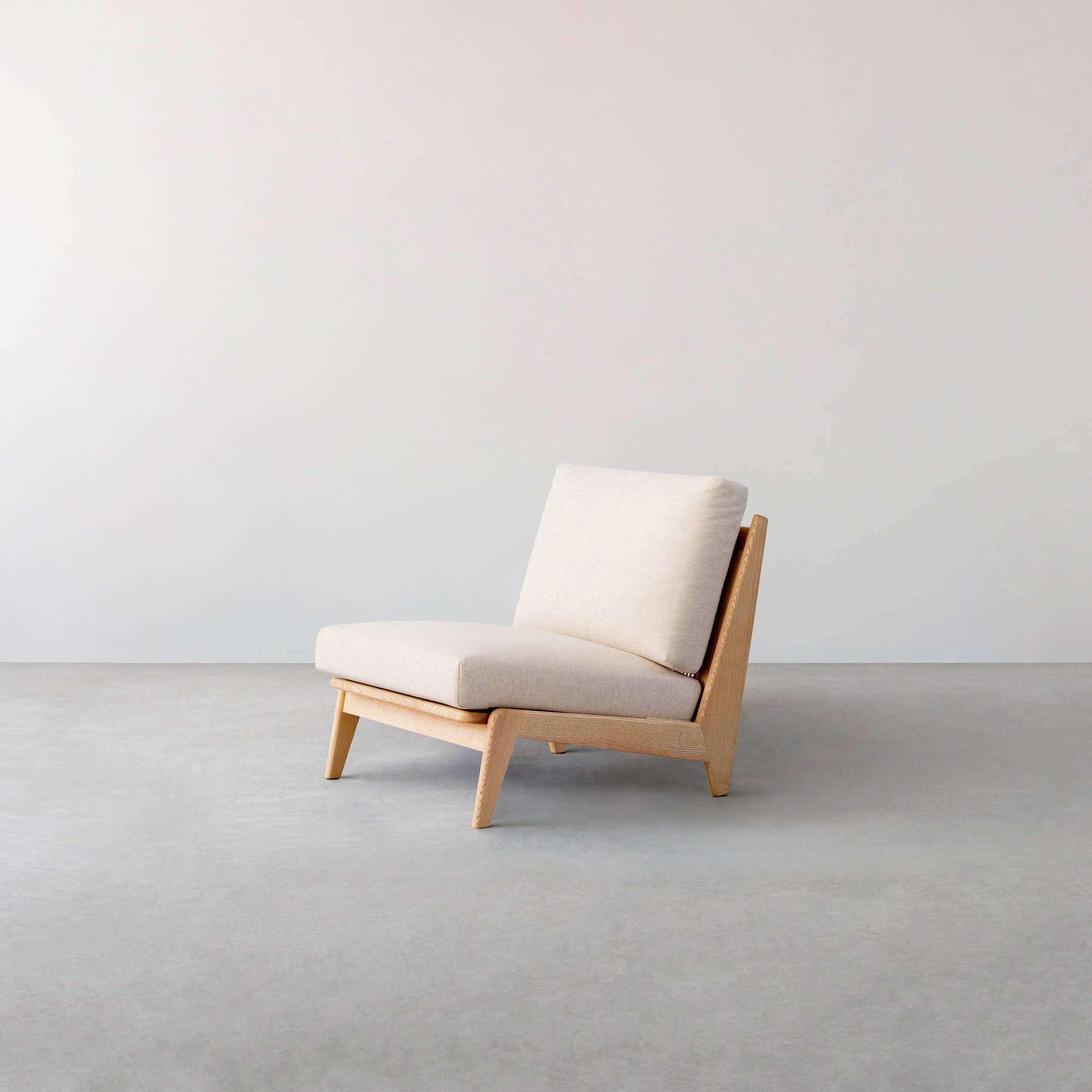 木製フレームの3人掛けソファ（アッシュ／アイボリー）