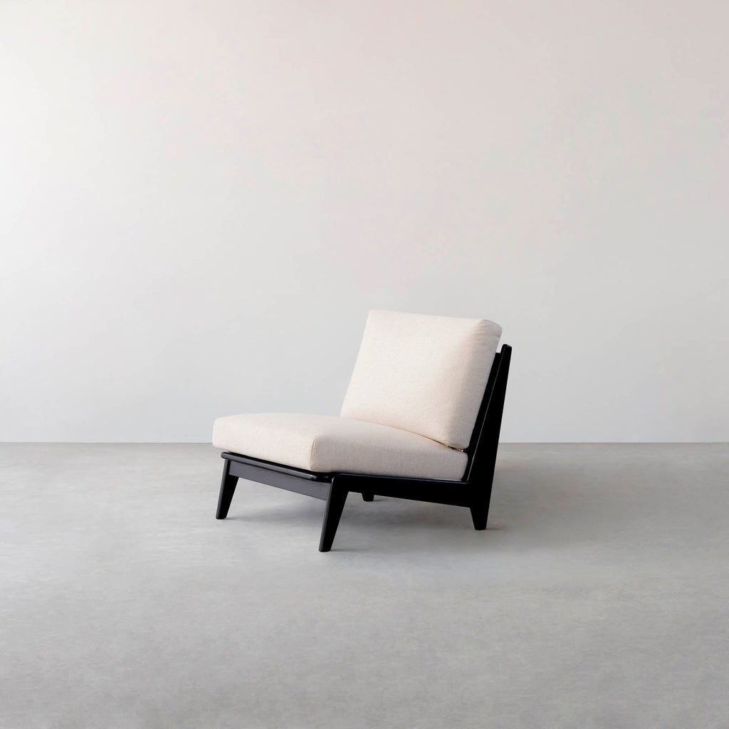 木製フレームの1人掛けソファ（ブラック／アイボリー）