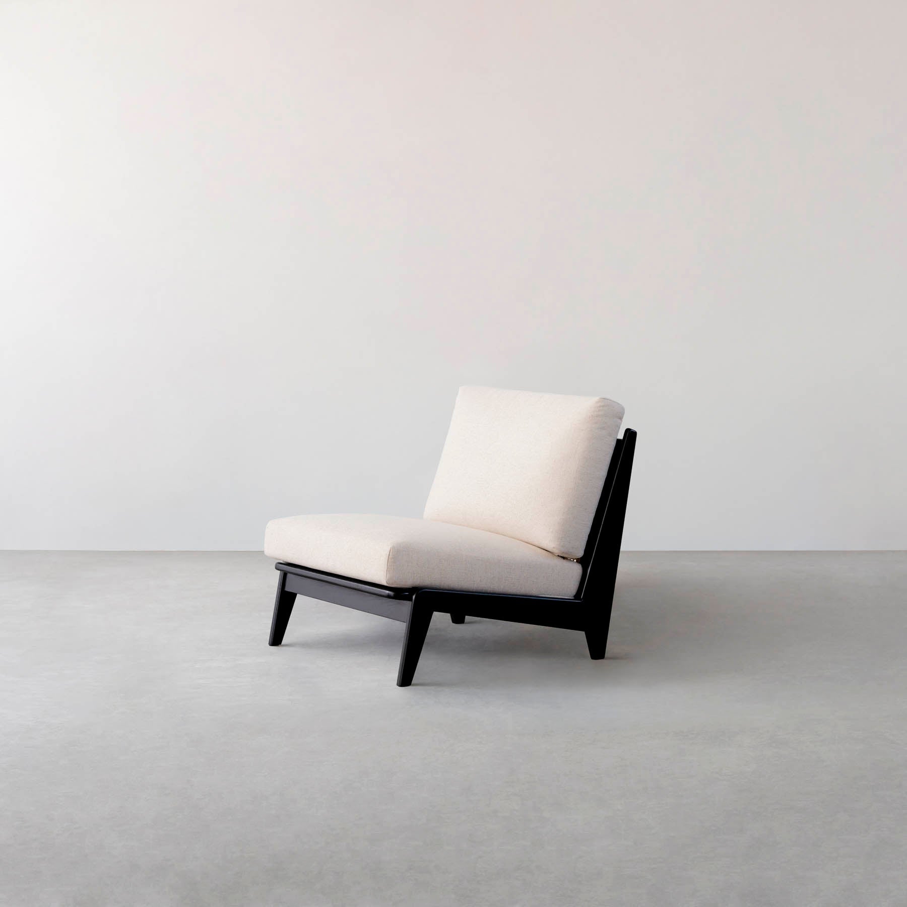 木製フレームの1人掛けソファ（ブラック／アイボリー）