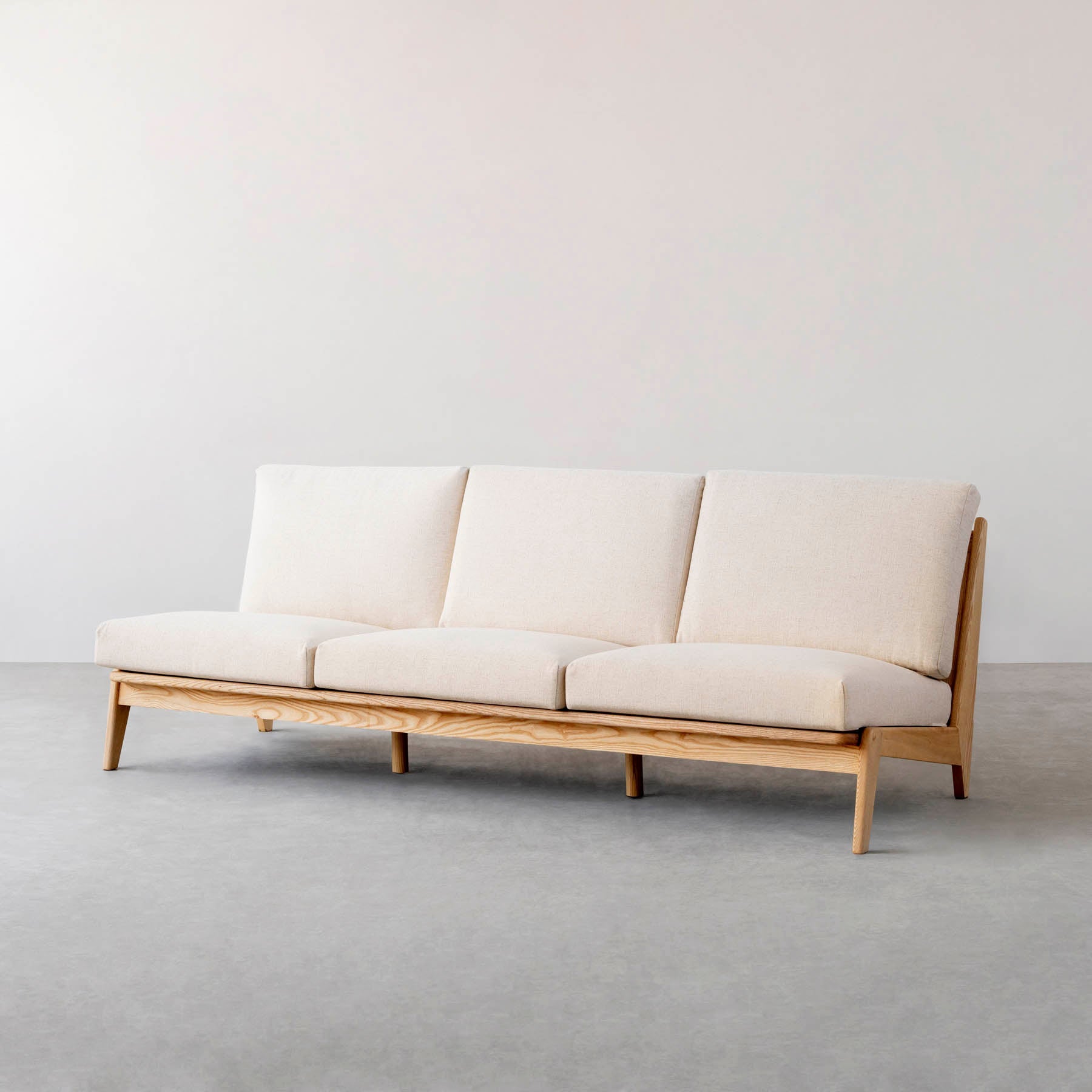 木製フレームの3人掛けソファ（アッシュ／アイボリー）