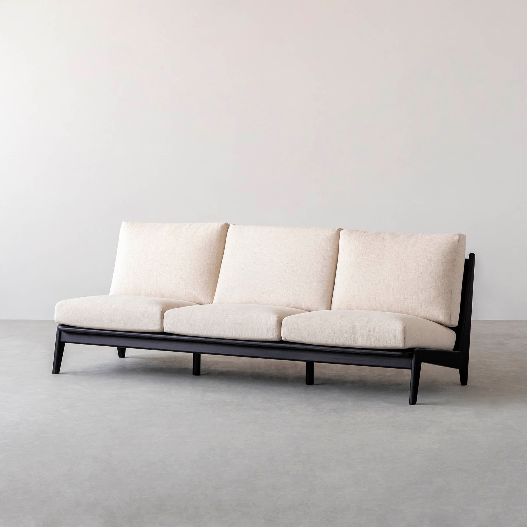 木製フレームの3人掛けソファ（ブラック／アイボリー）