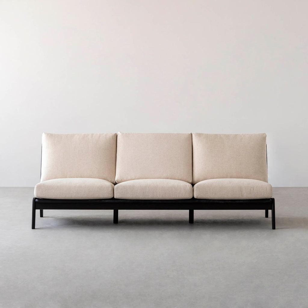 木製フレームの3人掛けソファ（ブラック／アイボリー）