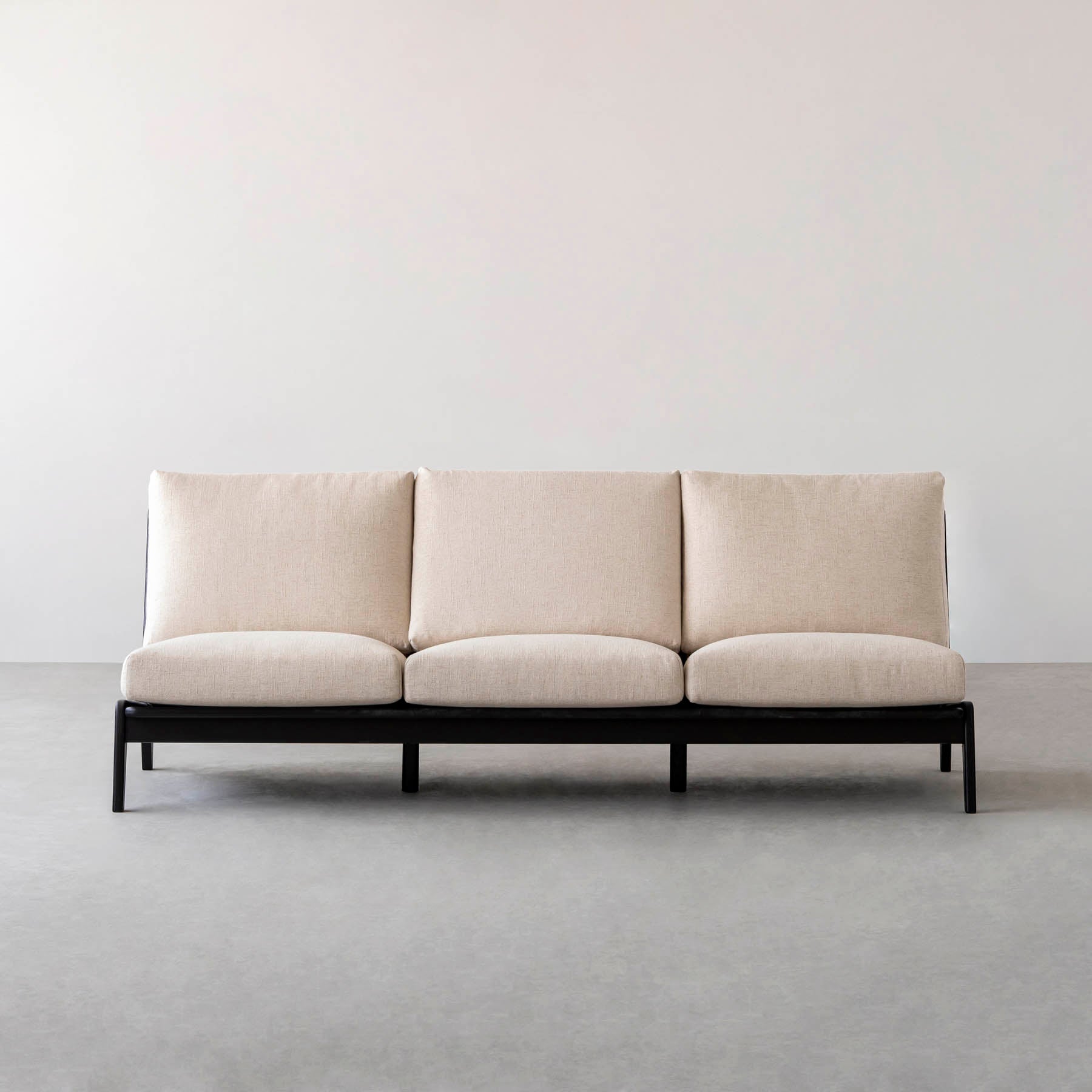 木製フレームの3人掛けソファ（ブラック／アイボリー）