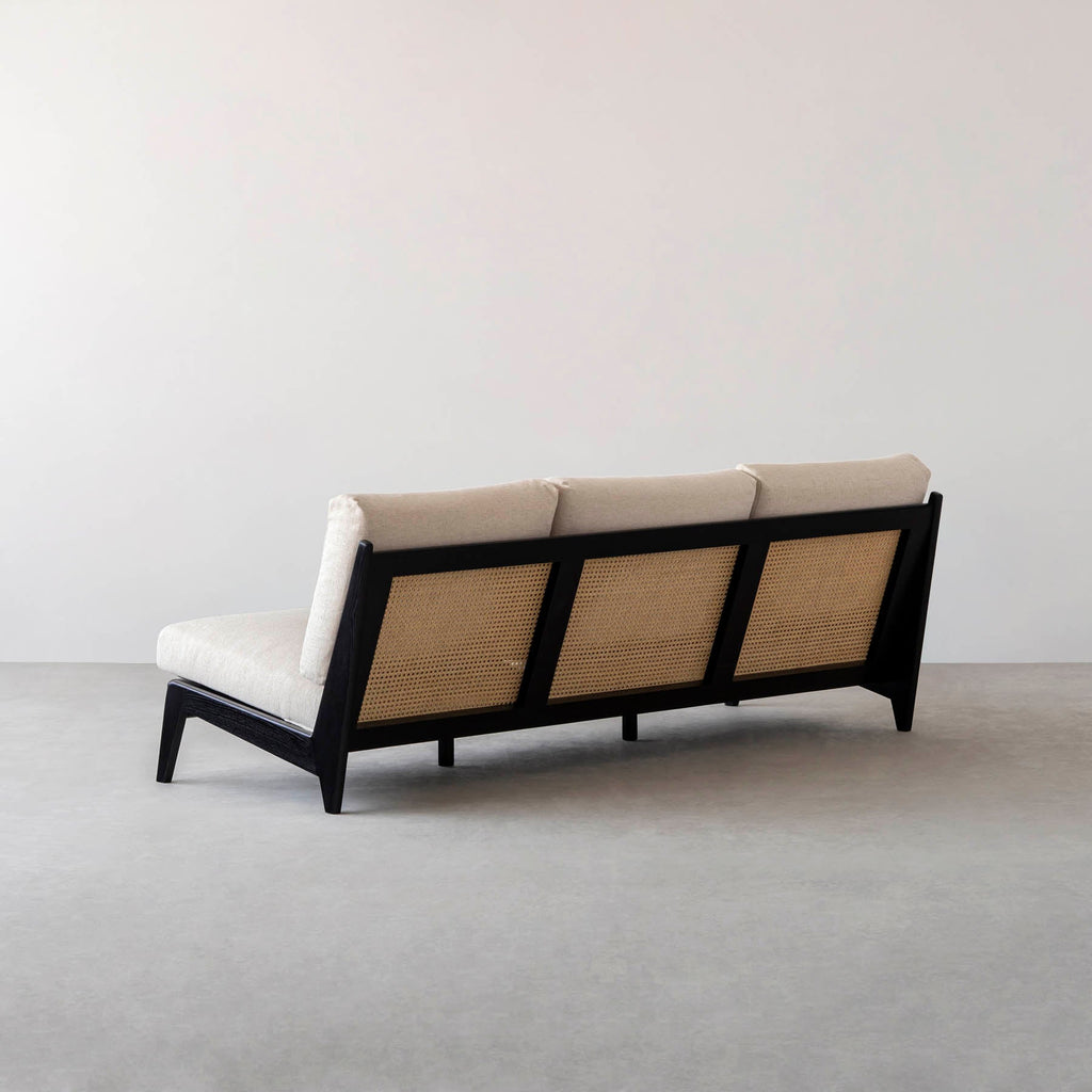 木製フレームの3人掛けソファ（ブラック／アイボリー）