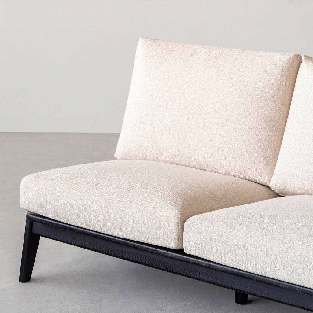 木製フレームの3人掛けソファ（ブラック／アイボリー）