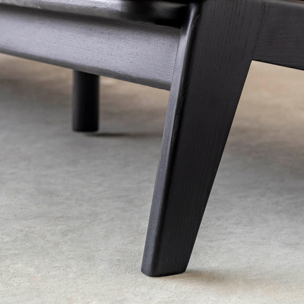 木製フレームの3人掛けソファ（ブラック／アイボリー）