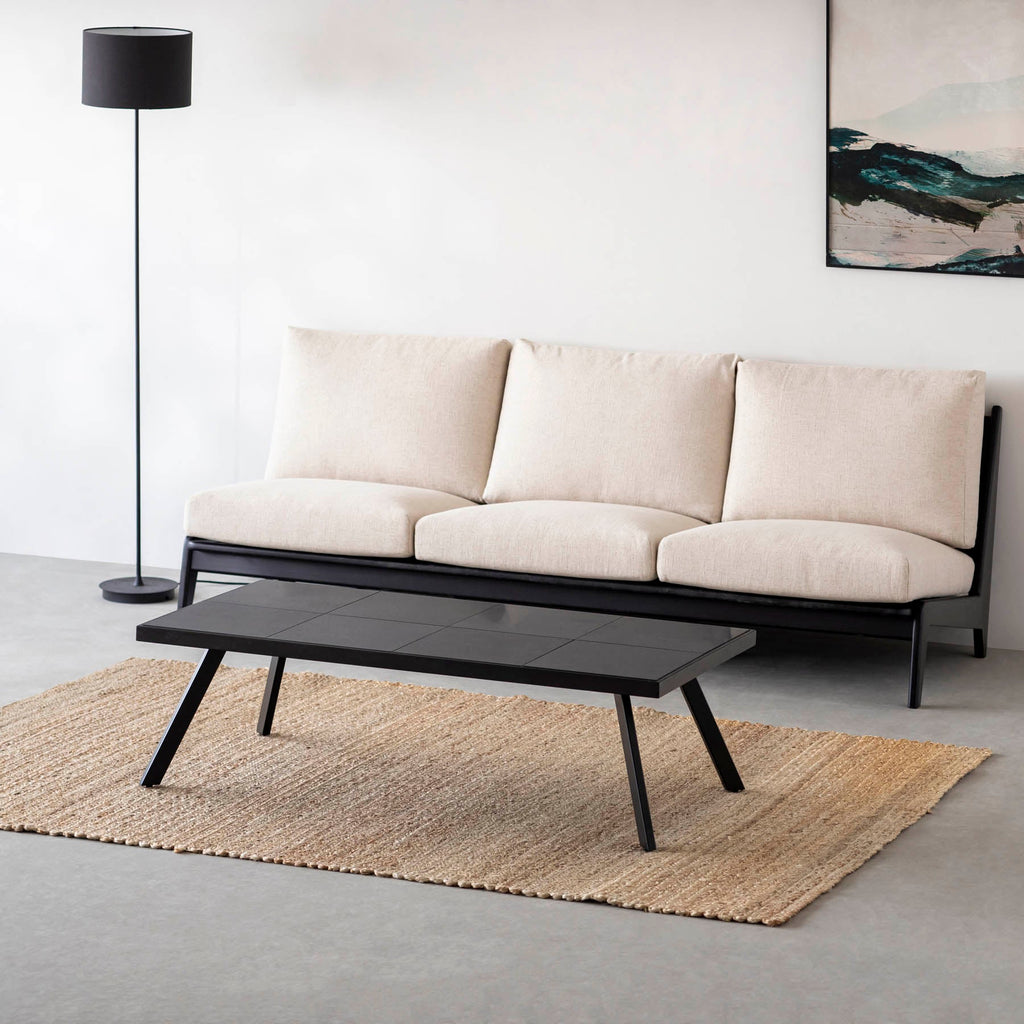 木製フレームの3人掛けソファ（ブラック／アイボリー）