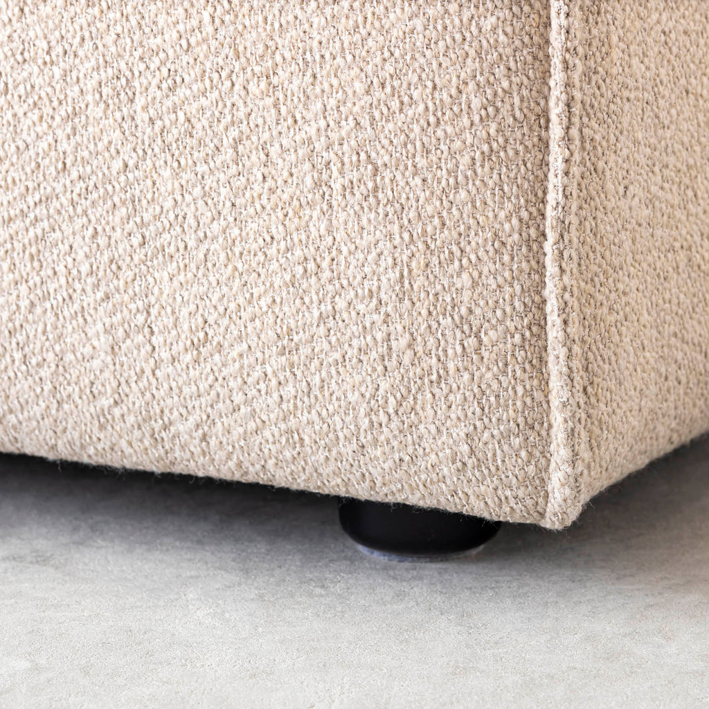 異なる色のボックスを組み合わせたアームレス2シーターソファ（ベージュ）