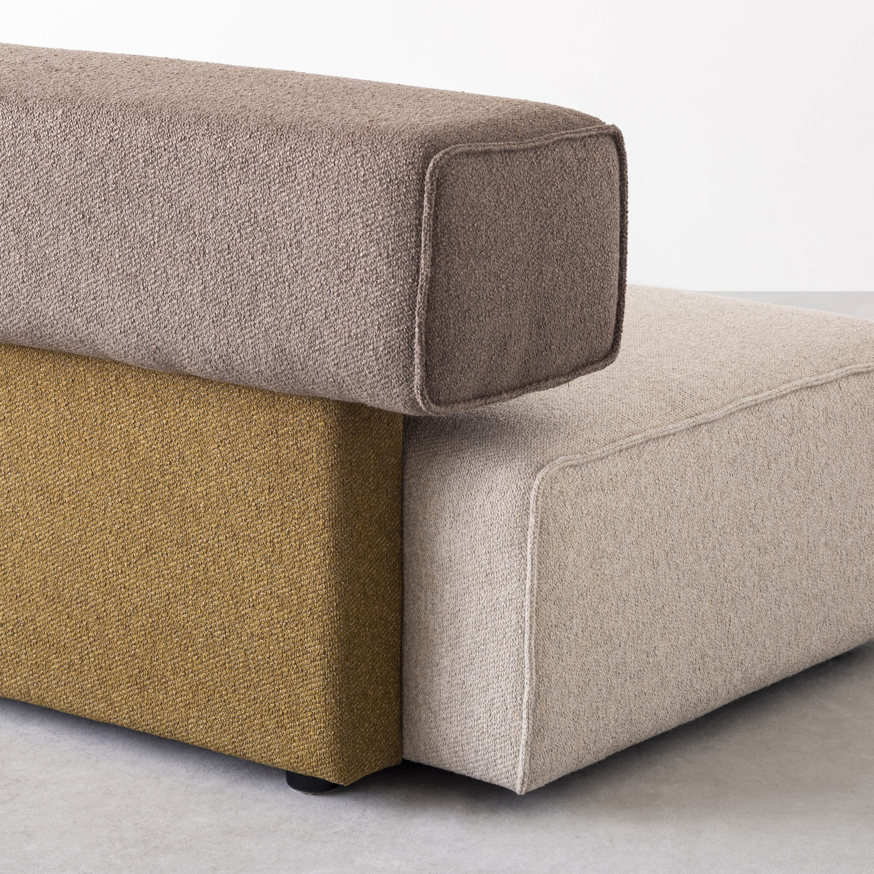 異なる色のボックスを組み合わせたアームレス2シーターソファ（ベージュ）