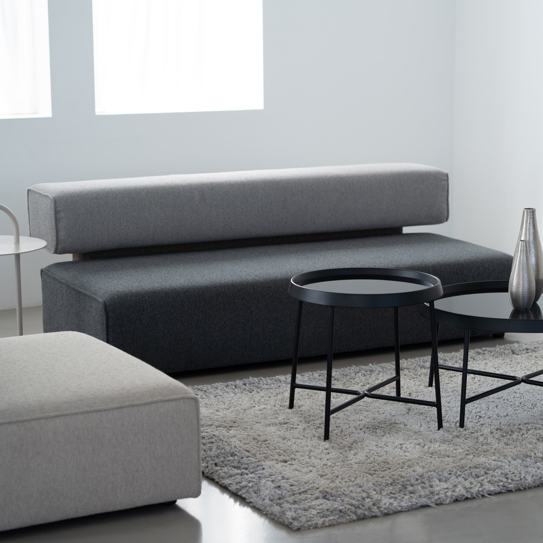 異なる色のボックスを組み合わせたアームレス2シーターソファ（グレー）